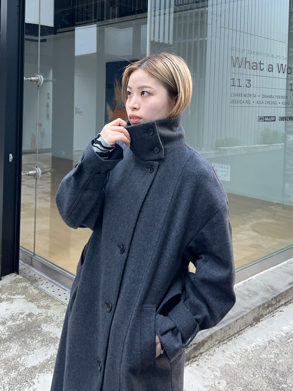 ブラック系のダウンジャケット/コートを着用したレディースの秋コーディネートの4枚目の写真