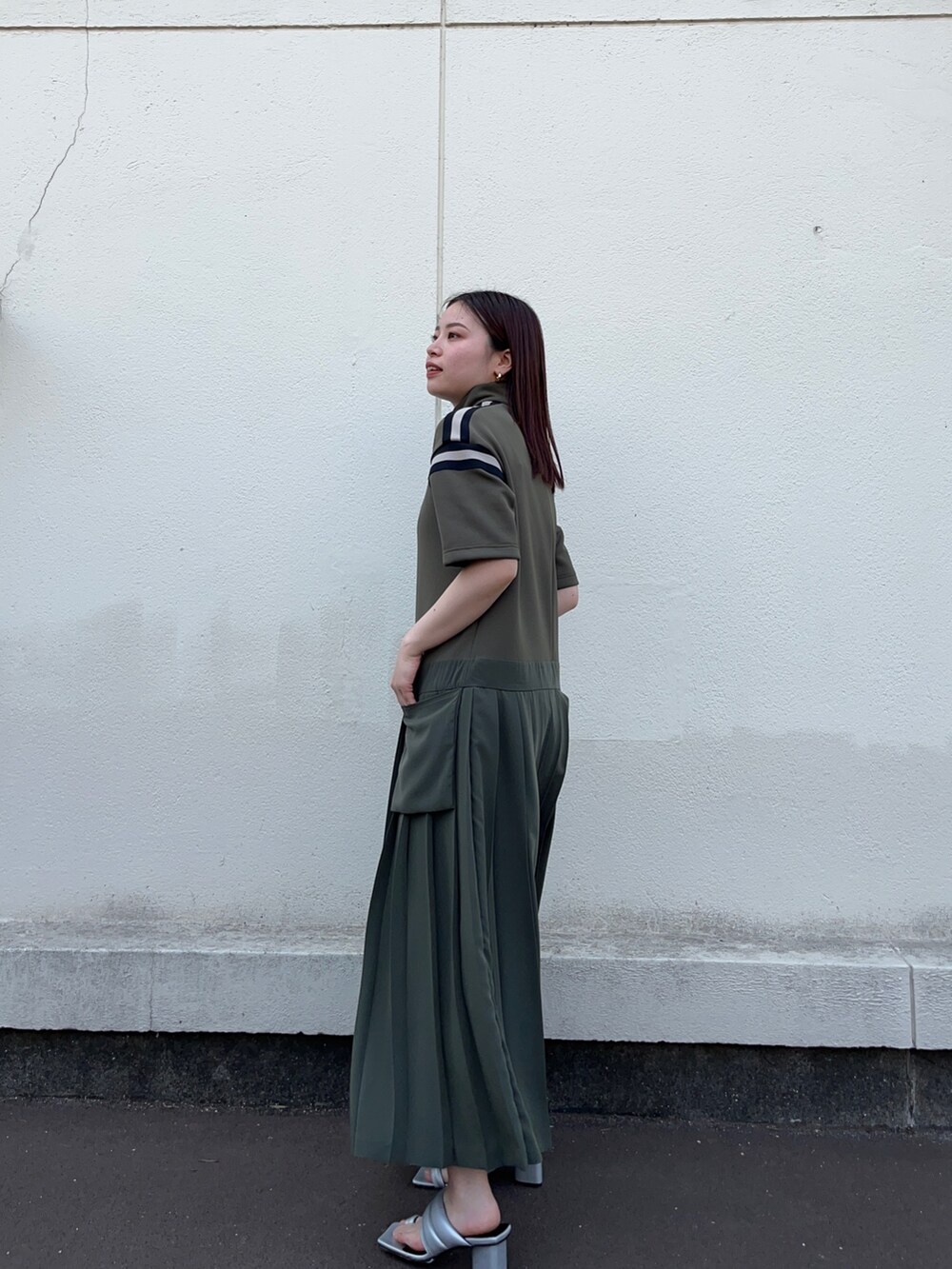 グリーン系のワンピースを着用したレディースの春コーディネートの2枚目の写真