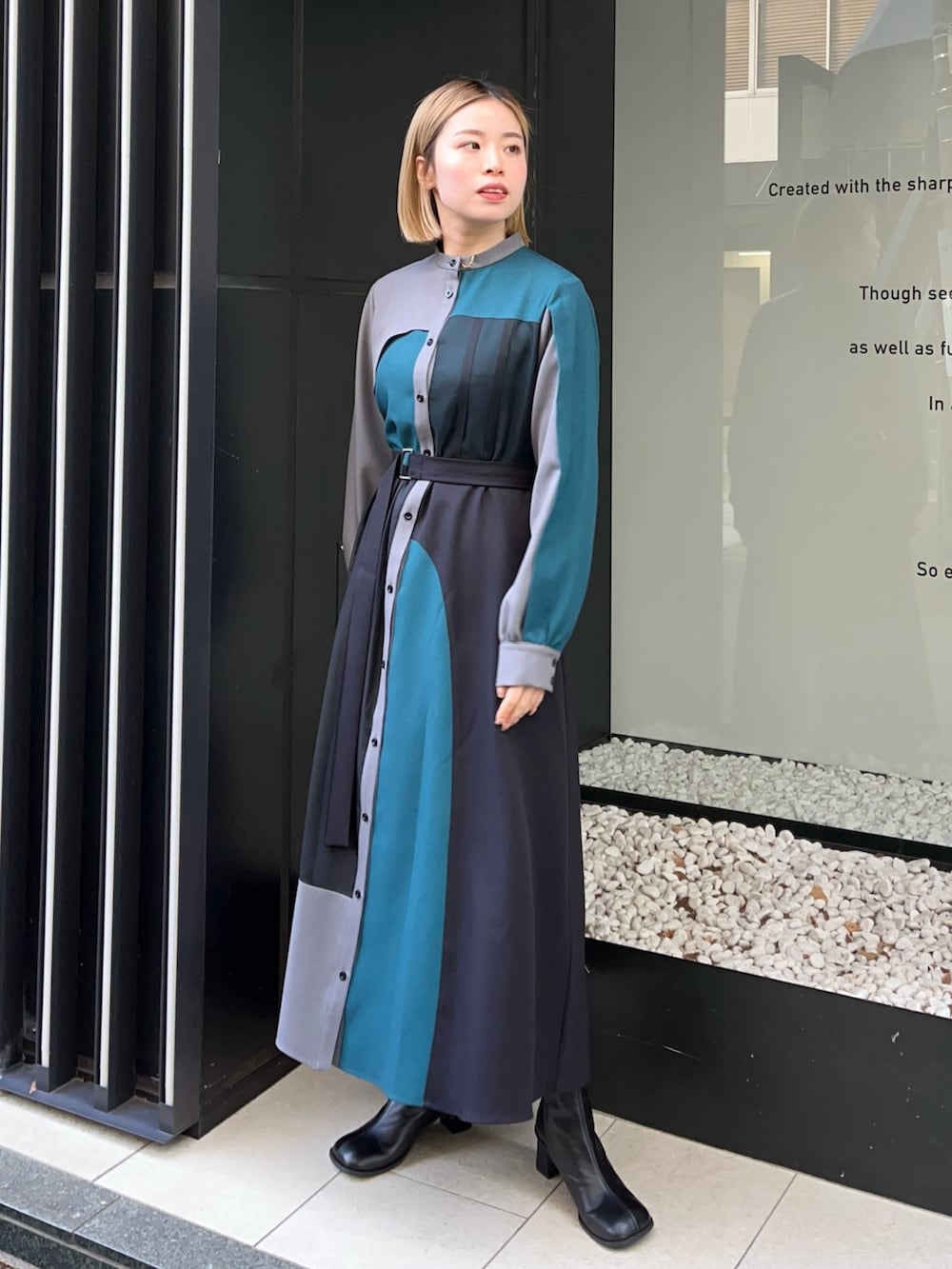 グレー系のワンピースを着用したレディースの冬コーディネートの2枚目の写真