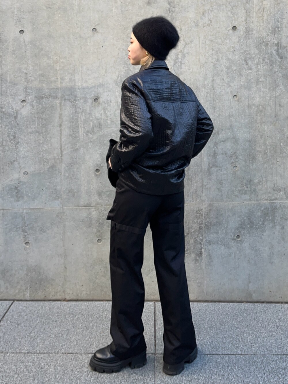 ブラック系のブルゾンを着用したレディースの冬コーディネートの2枚目の写真