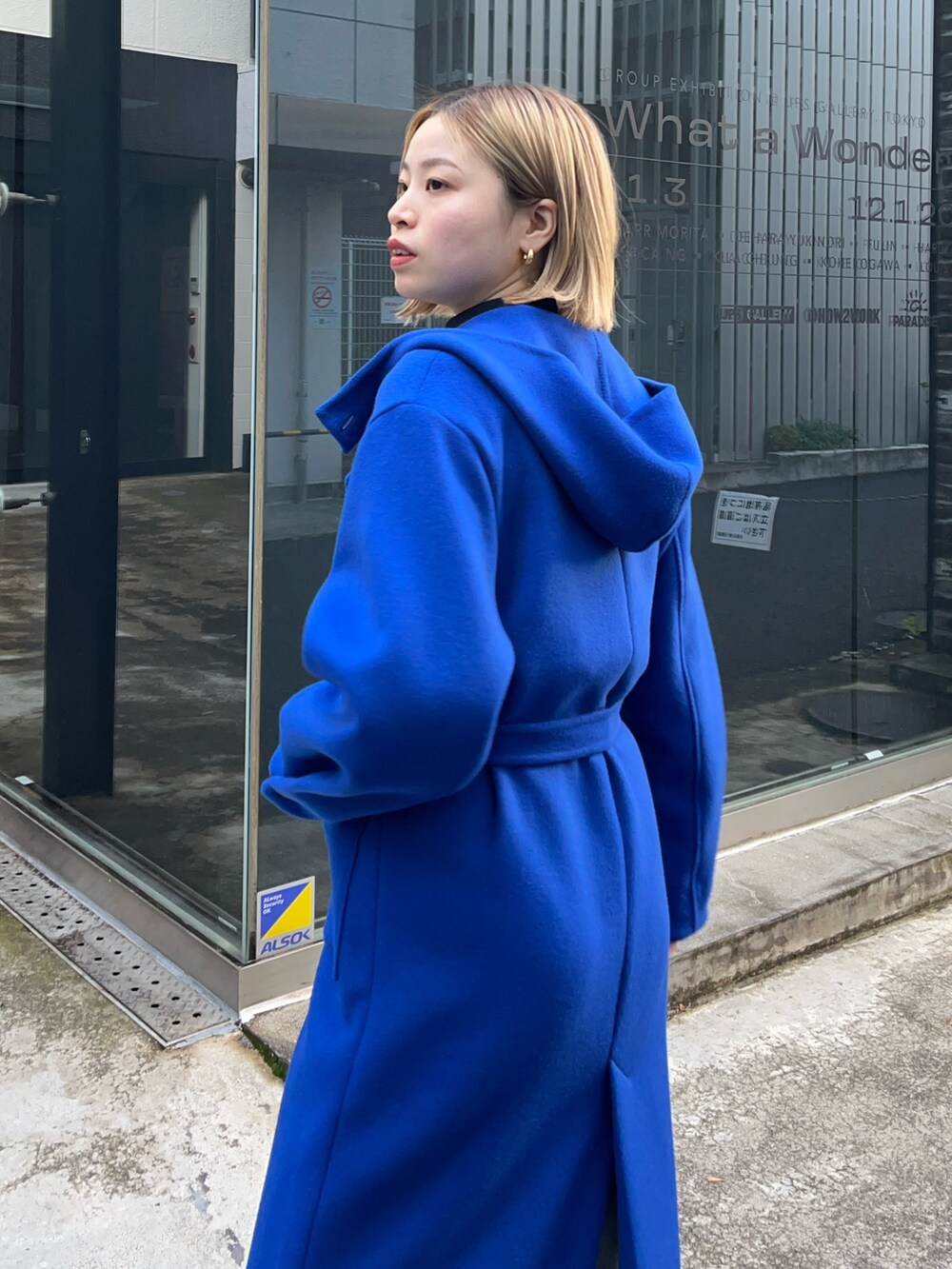 ブルー系のその他アウターを着用したレディースの冬コーディネートの4枚目の写真