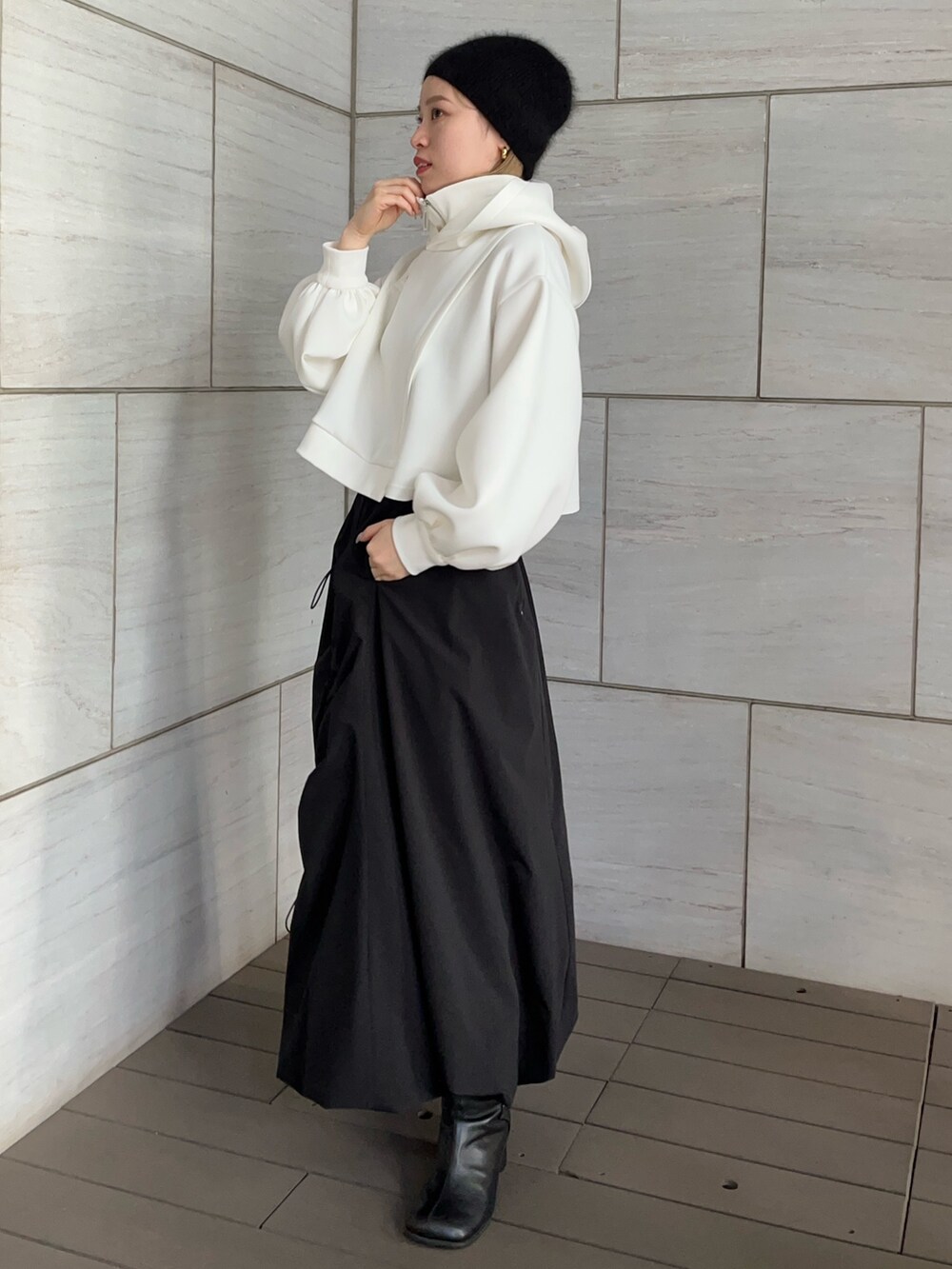 ブラック系のスカート、ホワイト系のTシャツ/カットソーを着用したレディースの冬コーディネートの3枚目の写真