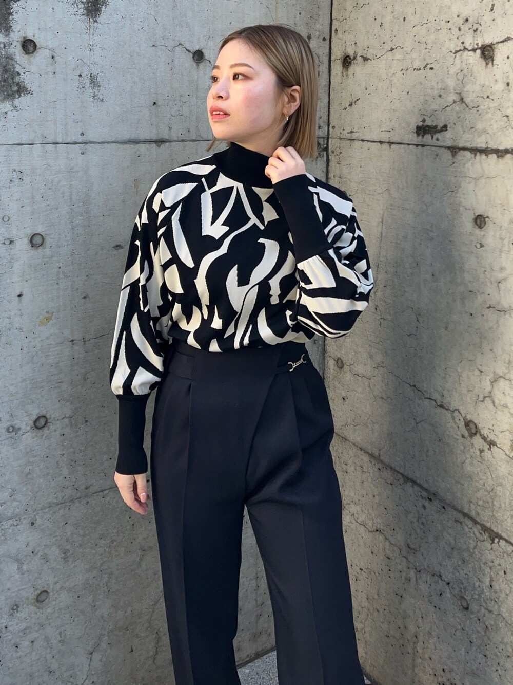 その他のニット/セーター、ブルー系のその他パンツを着用したレディースの冬コーディネートの5枚目の写真