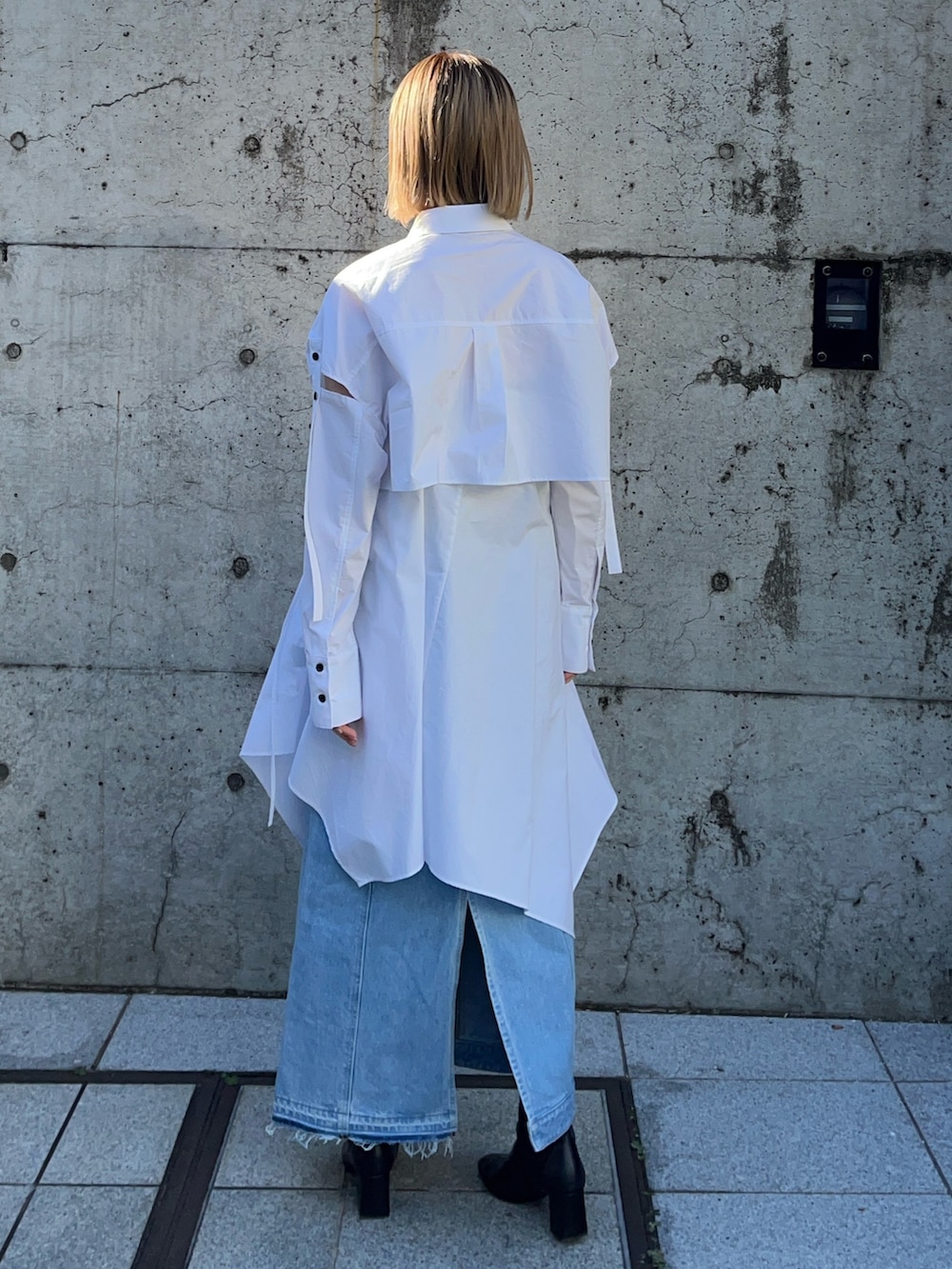 ブルー系のデニムスカート、ホワイト系のシャツワンピースを着用したレディースの冬コーディネートの3枚目の写真