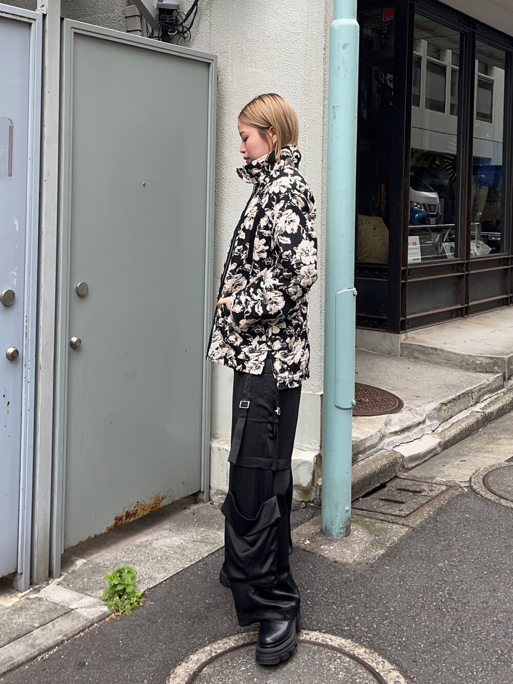 その他のブルゾンを着用したレディースの秋コーディネートの2枚目の写真