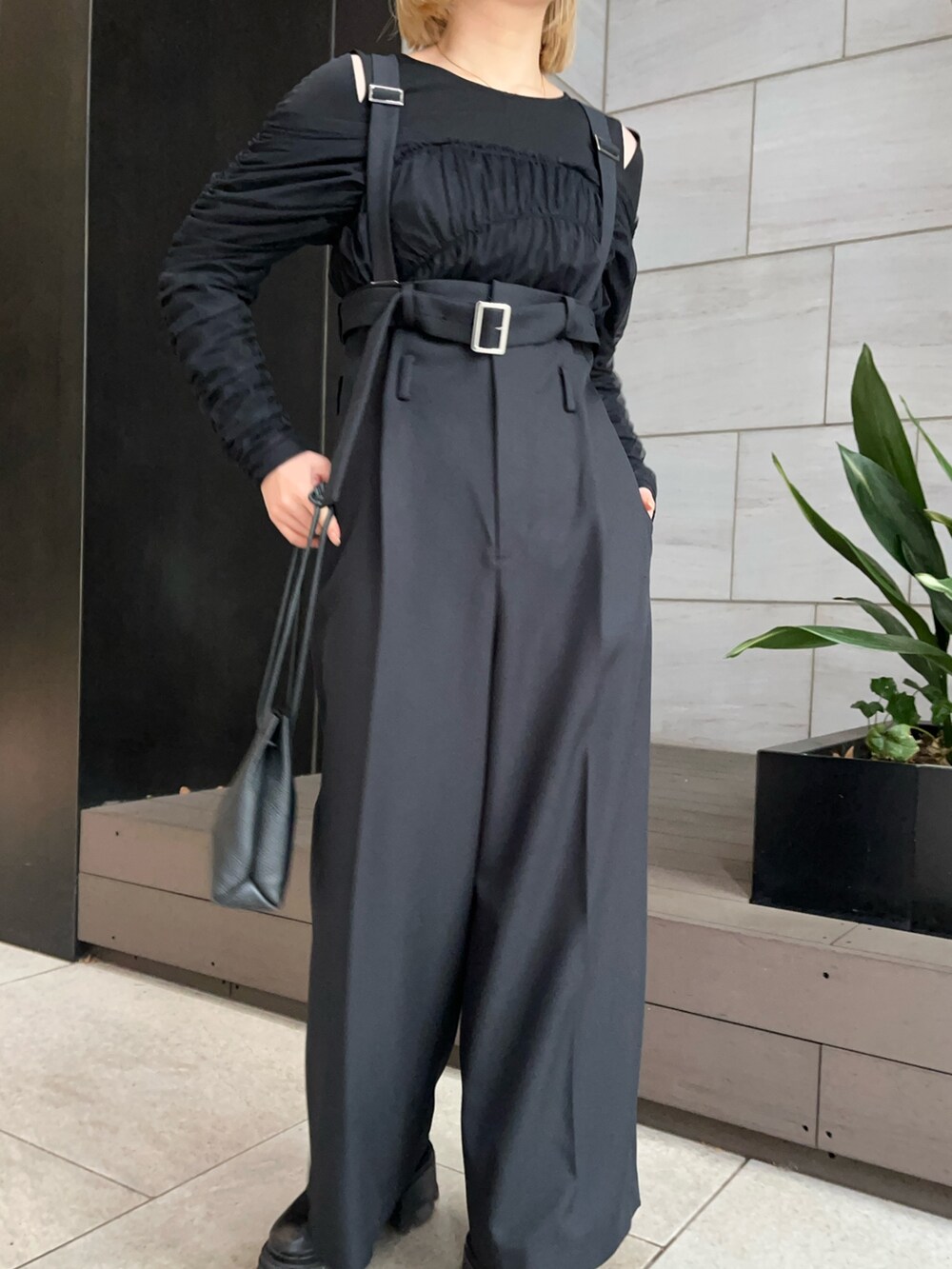 ブラック系のつなぎ/オールインワン、ブラック系のTシャツ/カットソーを着用したレディースの冬コーディネートの5枚目の写真