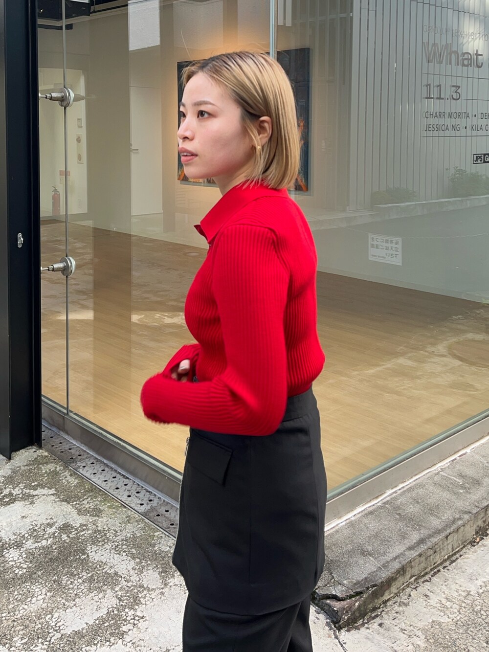 ブラック系のその他パンツ、レッド系のニット/セーターを着用したレディースの秋コーディネートの4枚目の写真