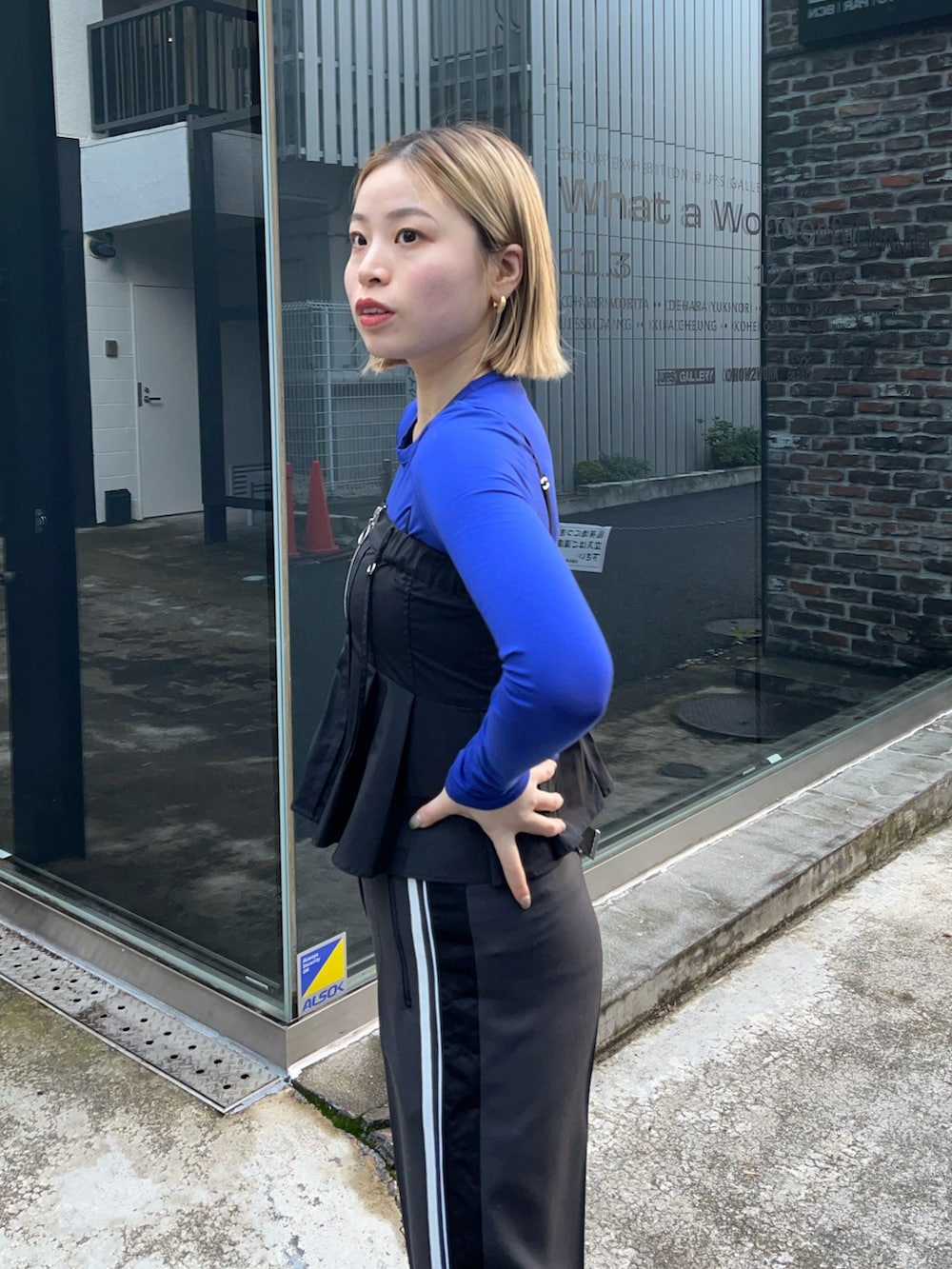 ブラック系のその他トップス、グレー系のその他パンツ、ブルー系のTシャツ/カットソーを着用したレディースの冬コーディネートの3枚目の写真