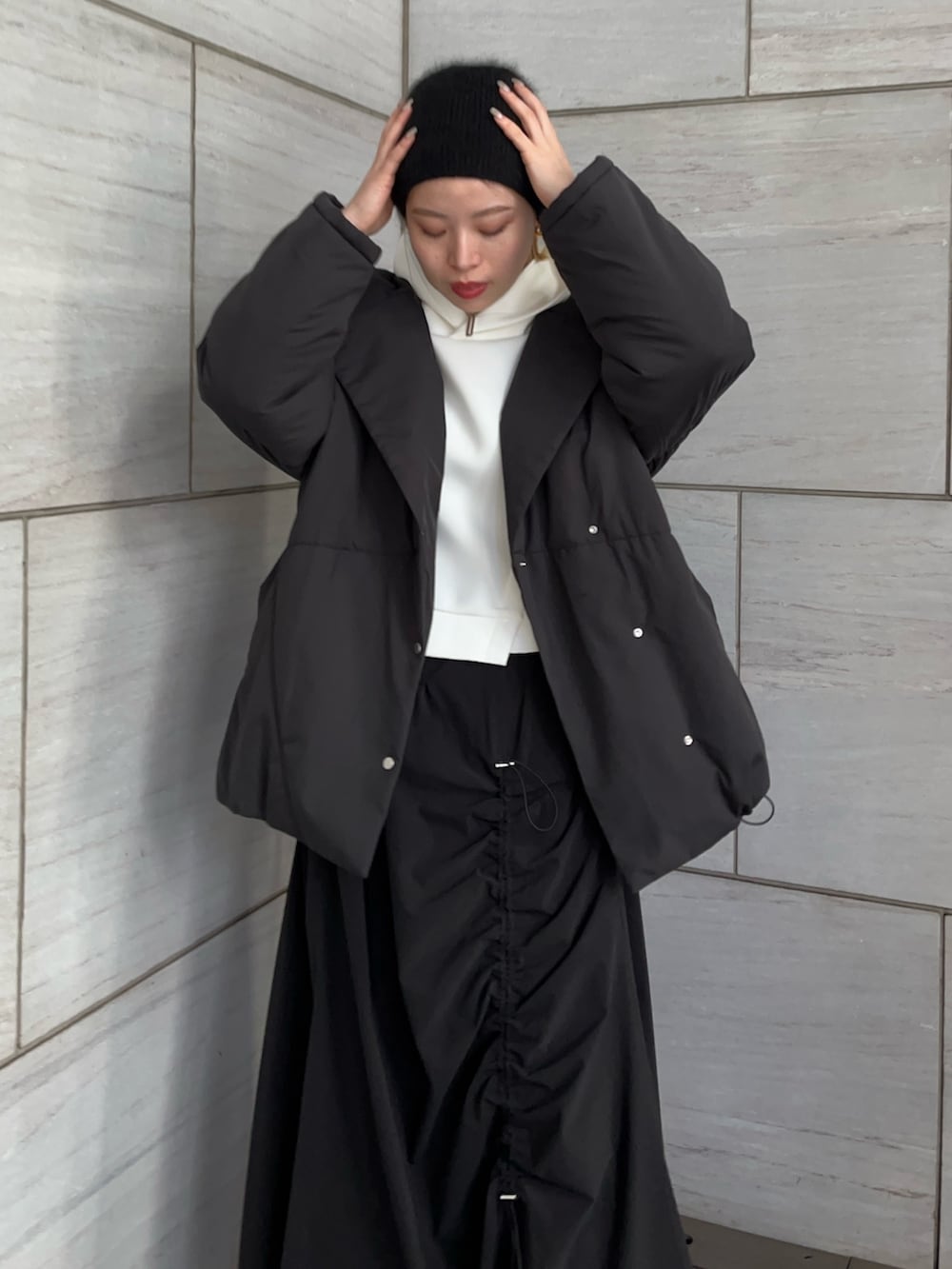 ブラック系のダウンジャケット/コートを着用したレディースの秋コーディネートの4枚目の写真