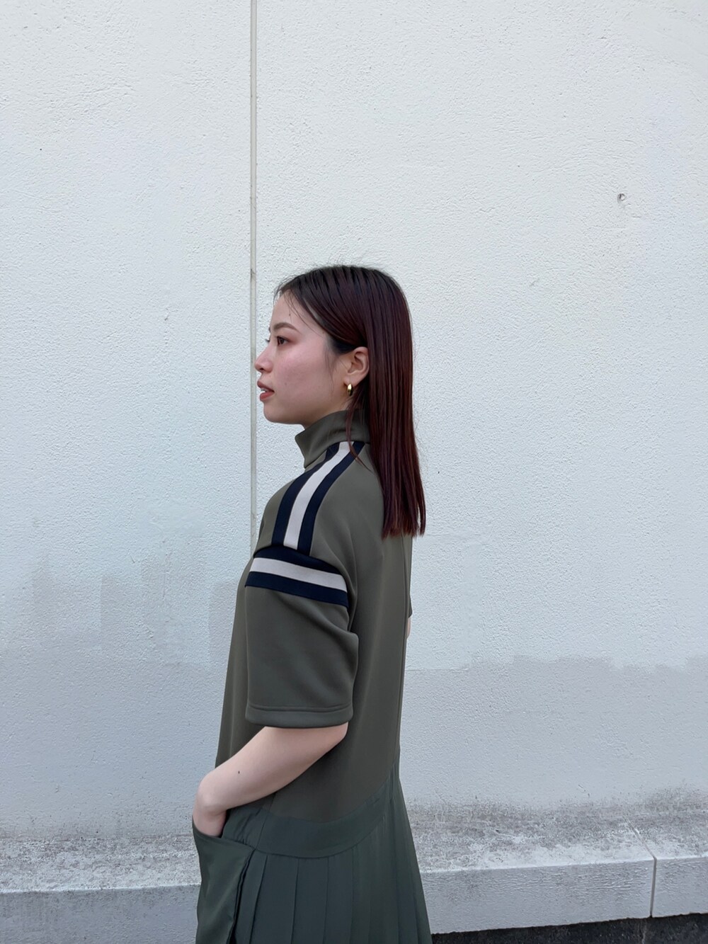 グリーン系のワンピースを着用したレディースの春コーディネートの5枚目の写真