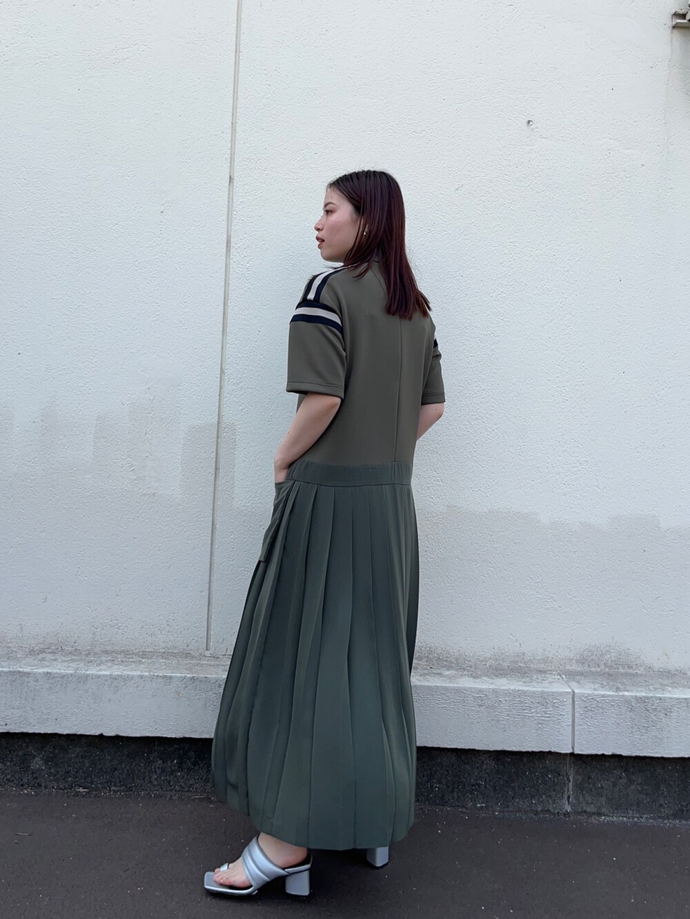 グリーン系のワンピースを着用したレディースの春コーディネートの3枚目の写真