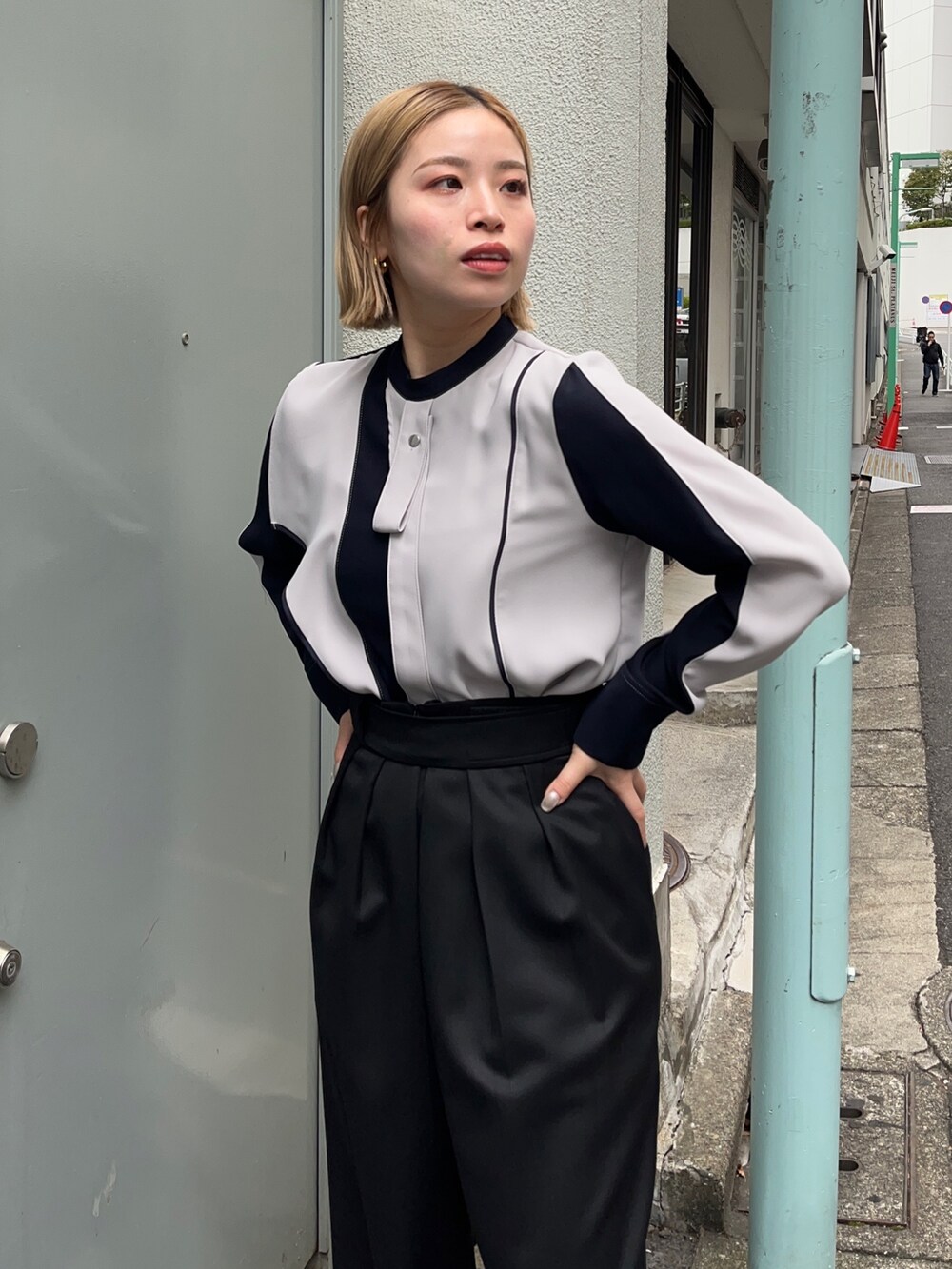 ブラック系のその他パンツ、ブルー系のシャツ/ブラウス、ブラック系のブーツを着用したレディースの秋コーディネートの3枚目の写真