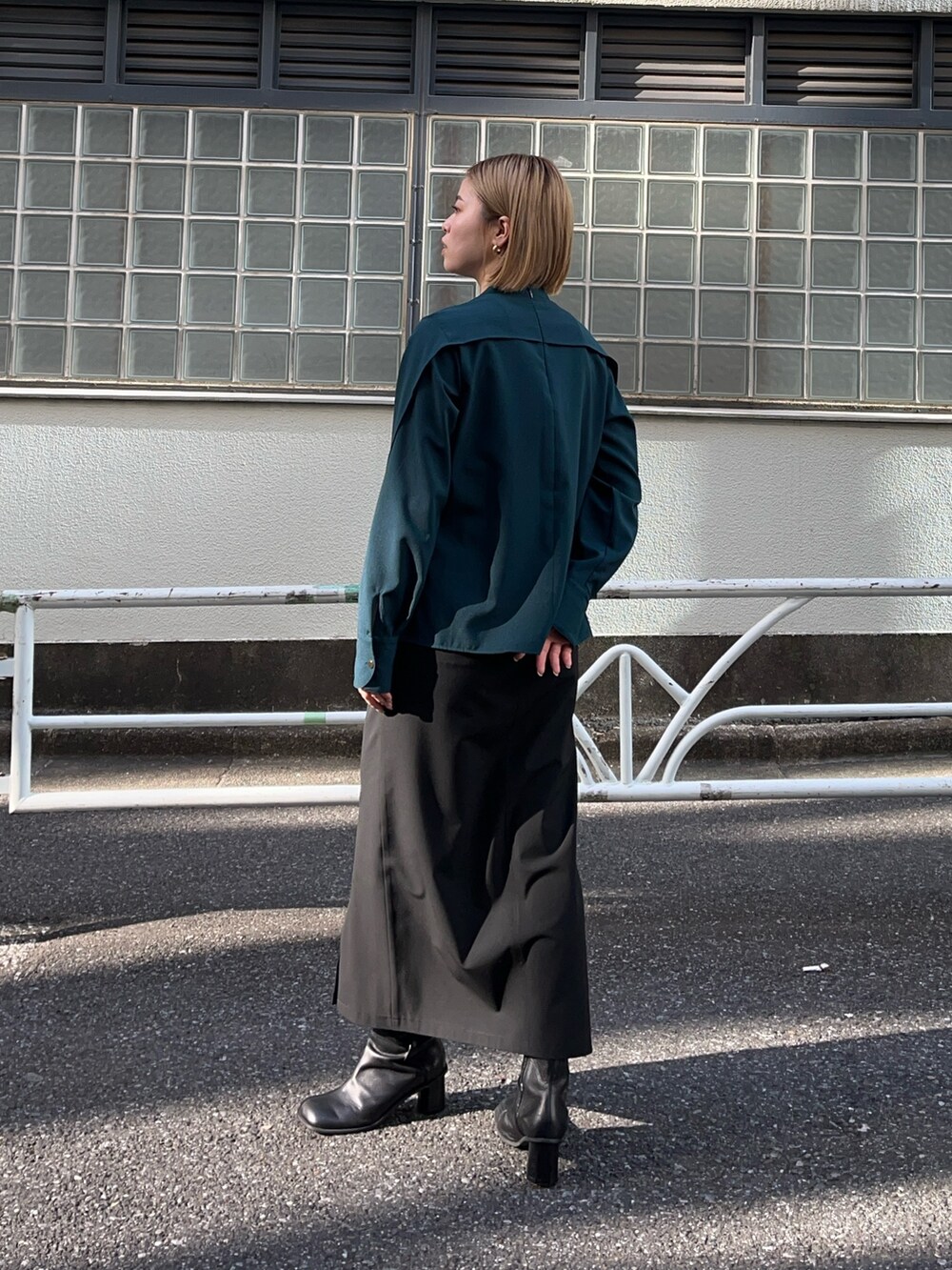グリーン系のシャツ/ブラウス、ブラック系のスカートを着用したレディースの秋コーディネートの3枚目の写真