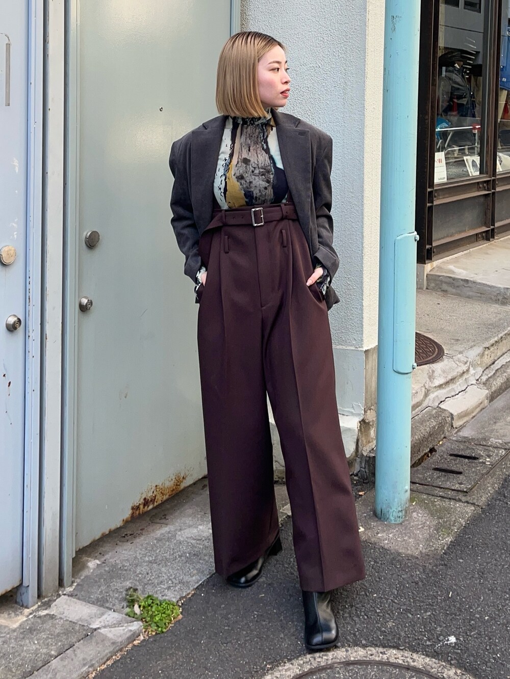 ブルー系のTシャツ/カットソー、グレー系のテーラードジャケット、ブラック系のブーツを着用したレディースの冬コーディネートの3枚目の写真