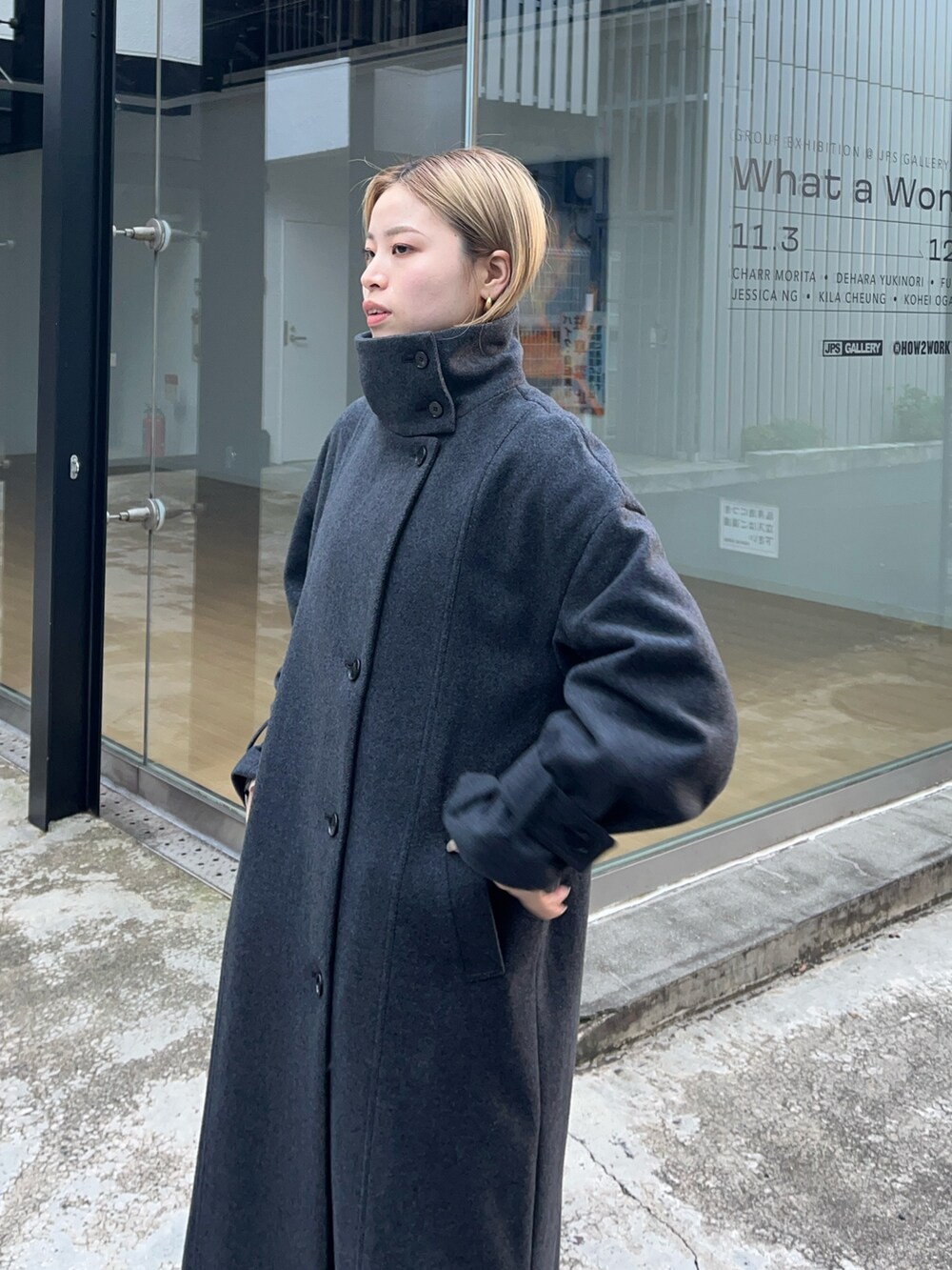 ブラック系のダウンジャケット/コートを着用したレディースの秋コーディネートの5枚目の写真