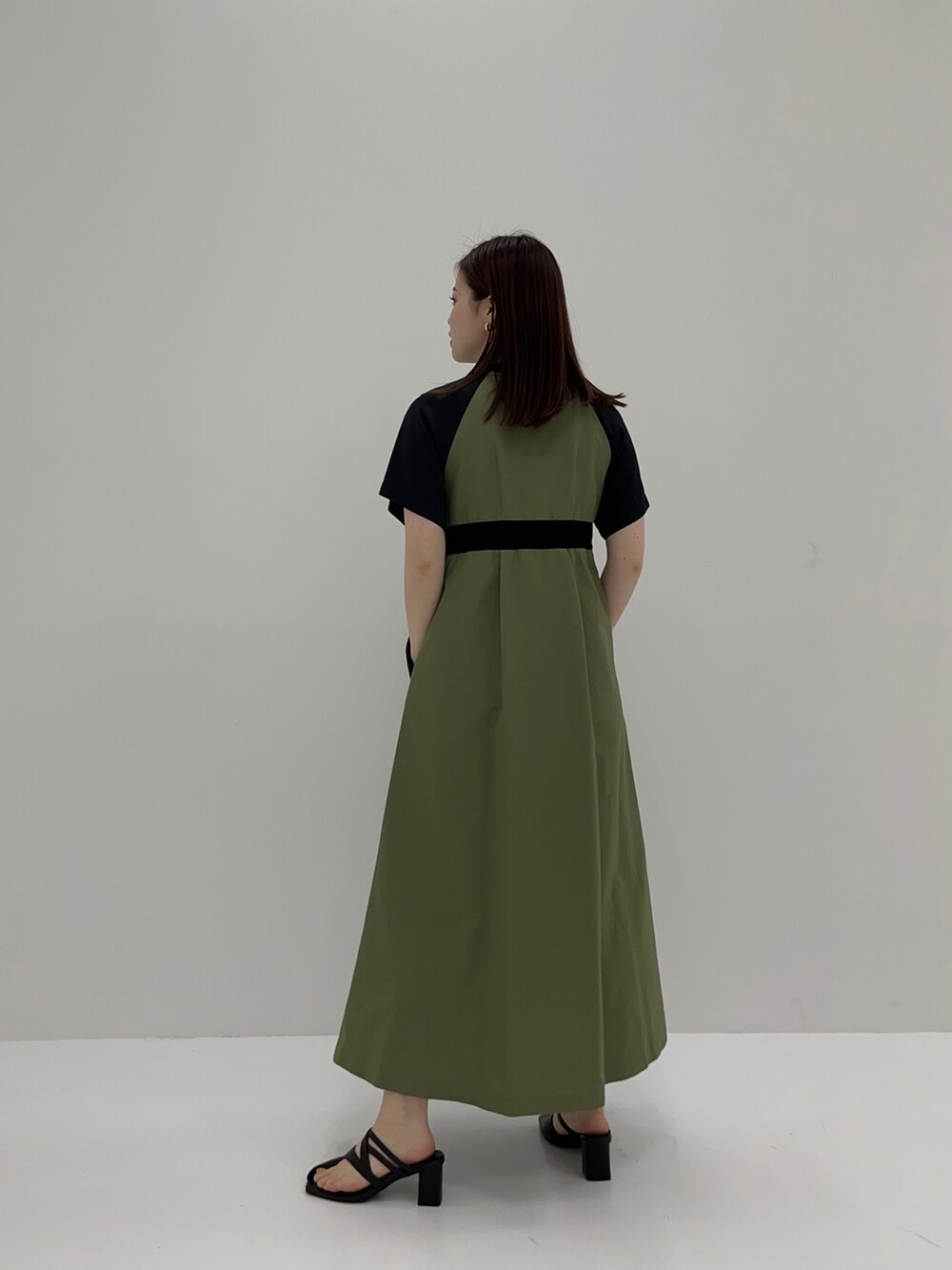 グリーン系のワンピースを着用したレディースの春コーディネートの3枚目の写真