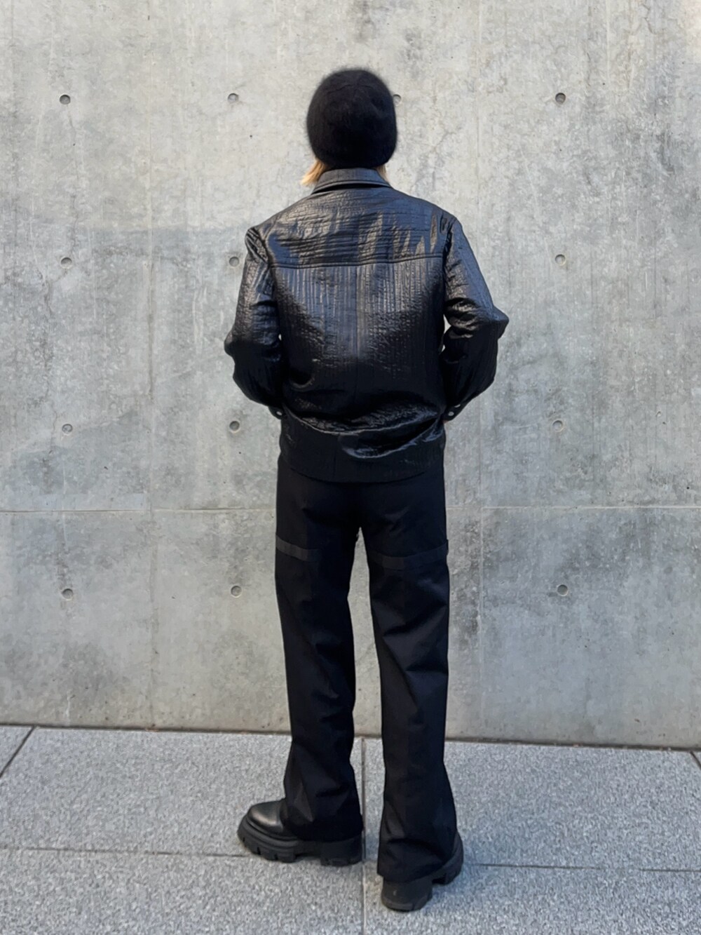 ブラック系のブルゾンを着用したレディースの冬コーディネートの4枚目の写真