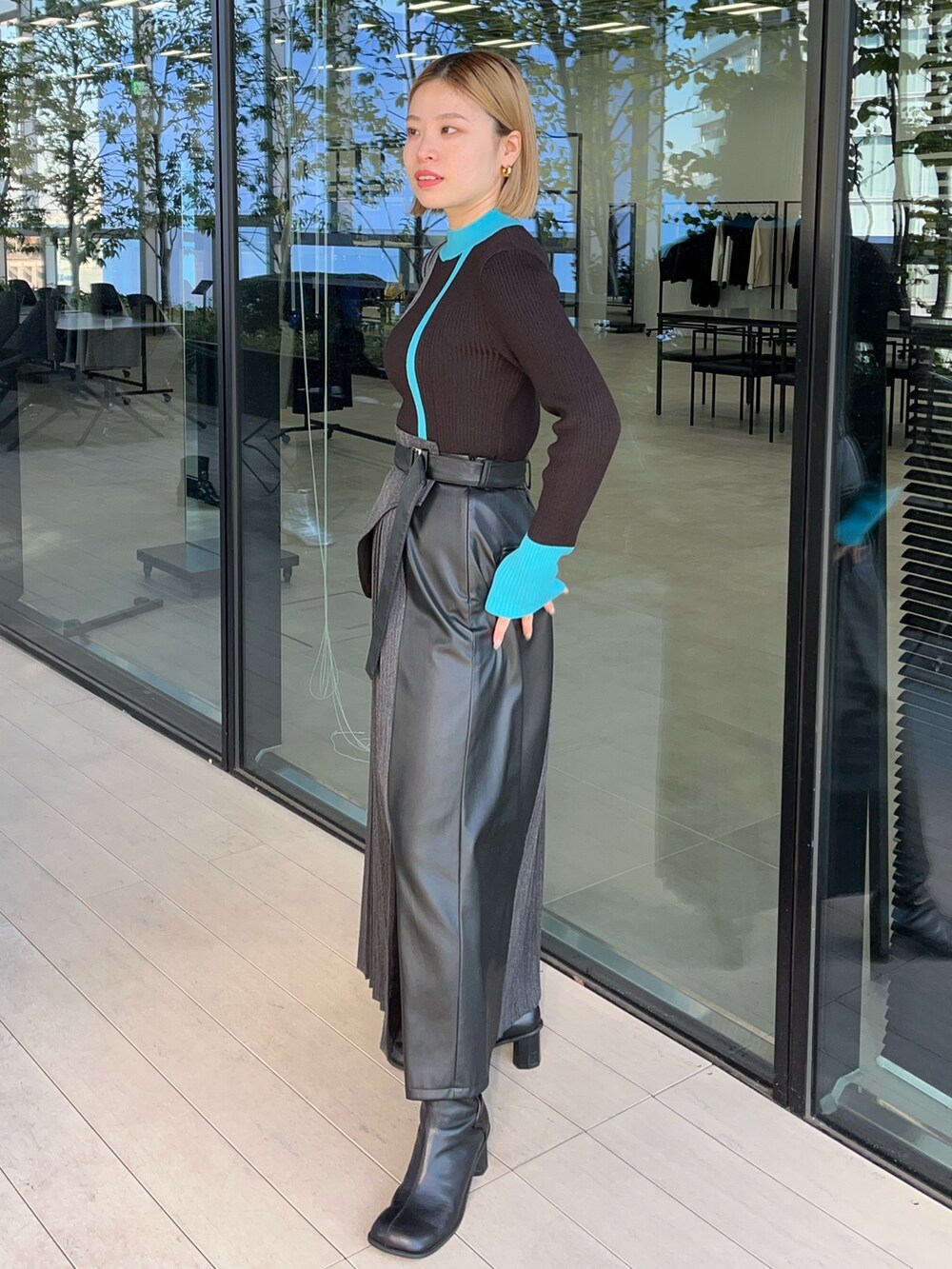 ブラウン系のニット/セーター、ブラック系のスカートを着用したレディースの冬コーディネートの3枚目の写真