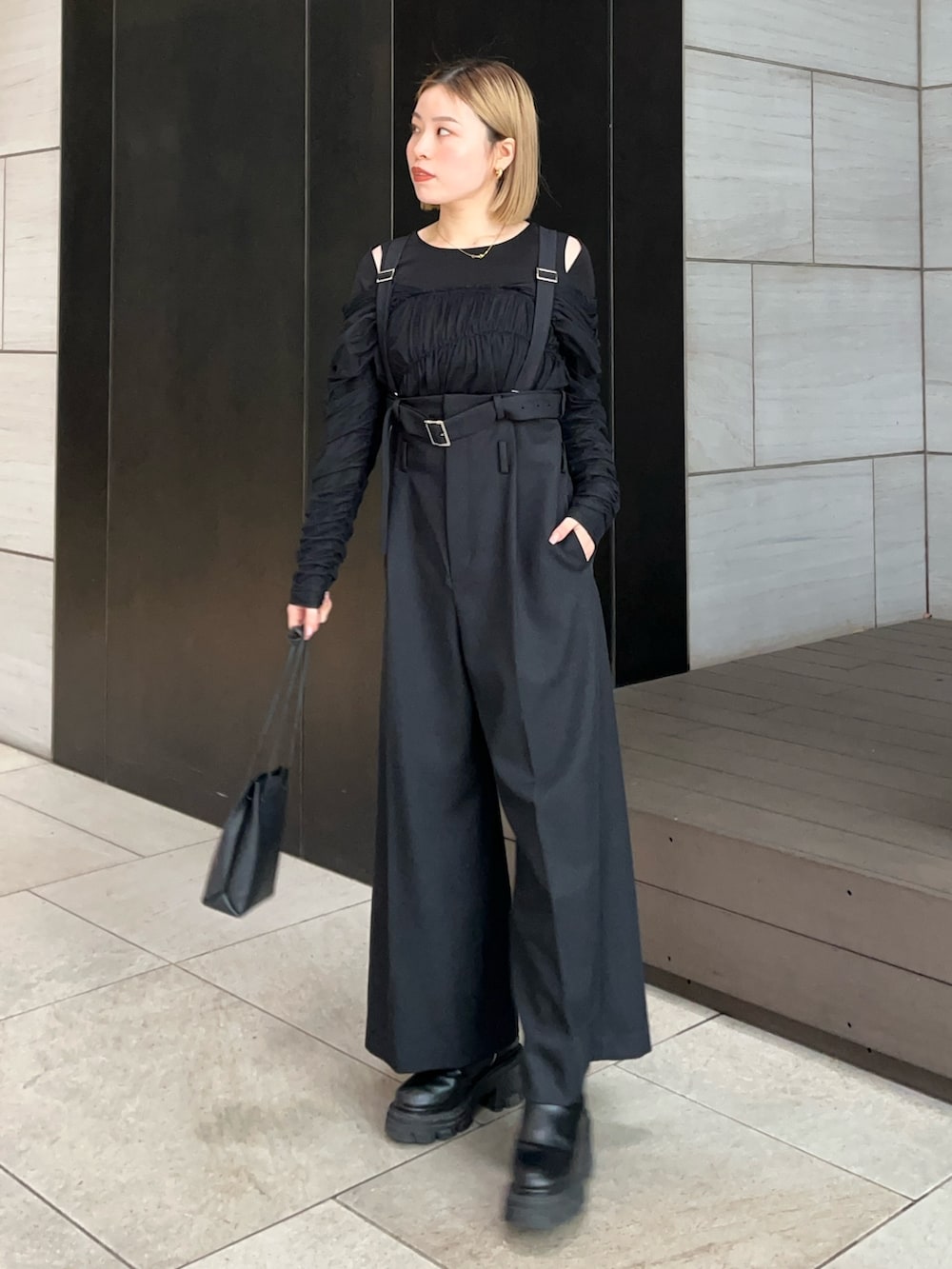 ブラック系のつなぎ/オールインワン、ブラック系のTシャツ/カットソーを着用したレディースの冬コーディネートの3枚目の写真