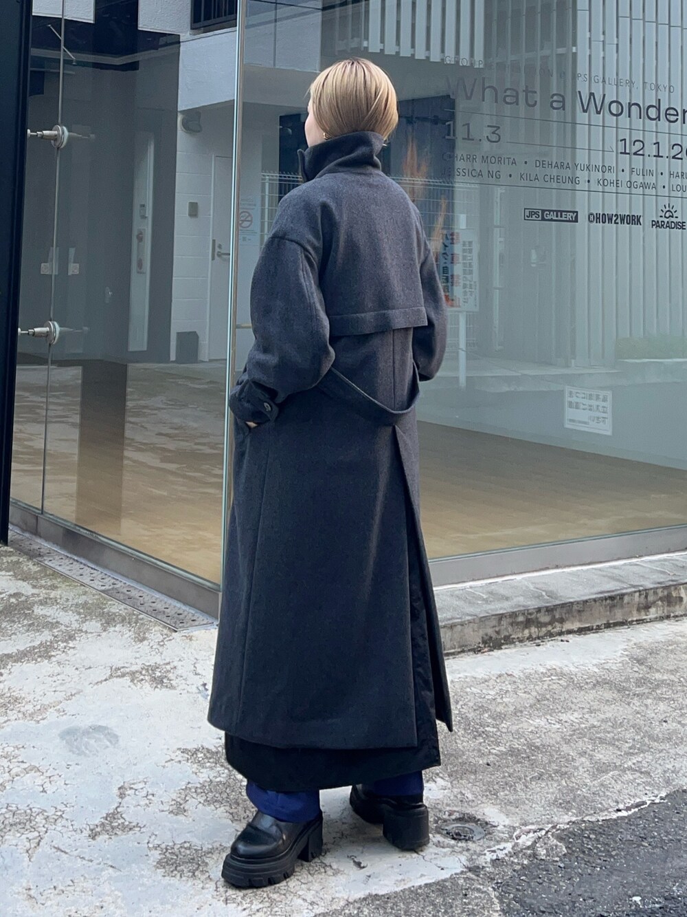 ブラック系のダウンジャケット/コートを着用したレディースの秋コーディネートの3枚目の写真