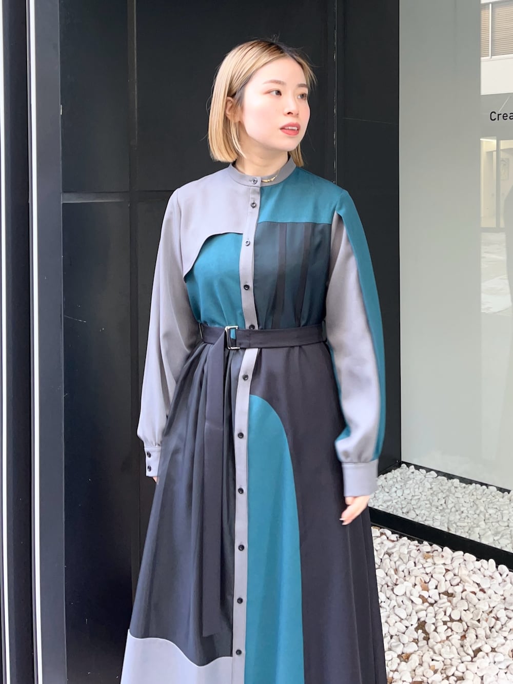 グレー系のワンピースを着用したレディースの冬コーディネートの5枚目の写真