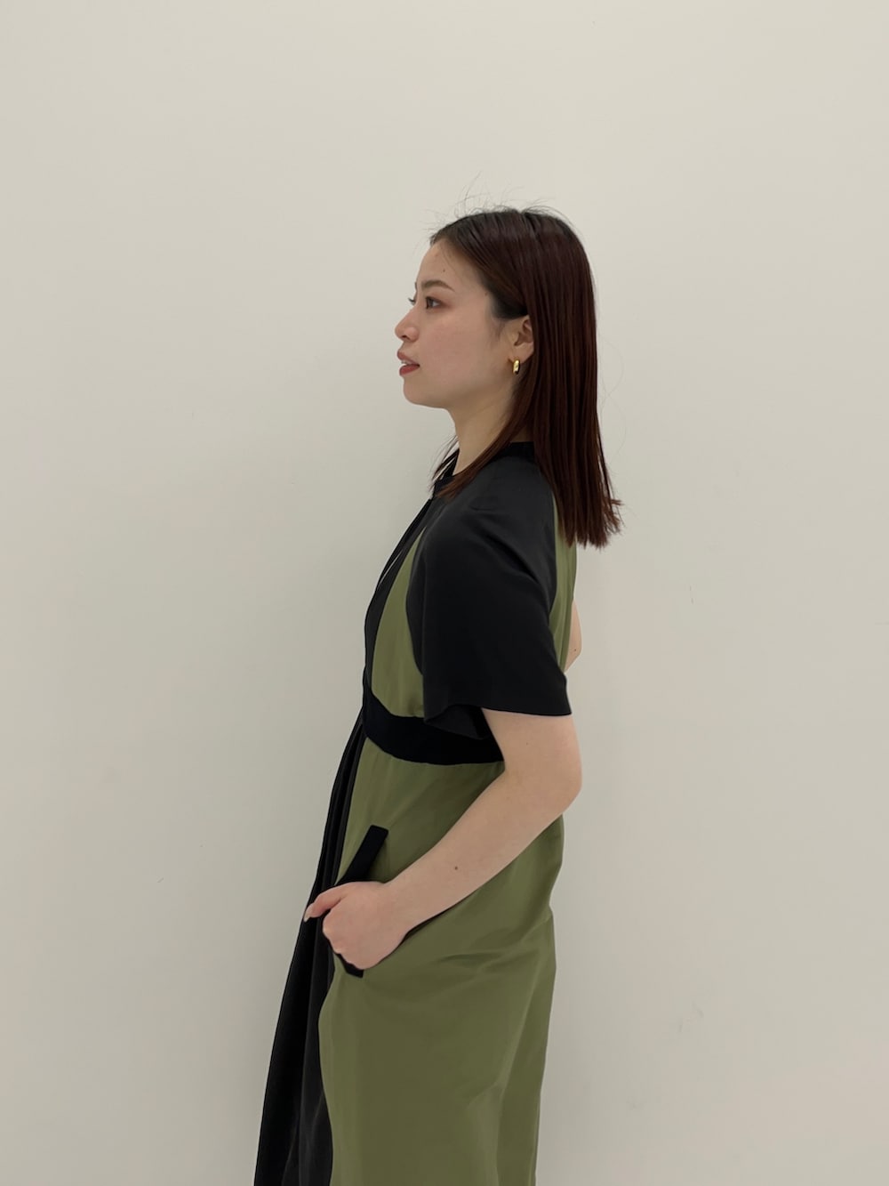 グリーン系のワンピースを着用したレディースの春コーディネートの4枚目の写真