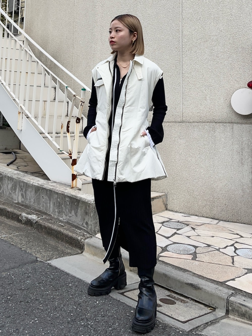 ブラック系のワンピース、ホワイト系のダウンジャケット/コートを着用したレディースの冬コーディネートの2枚目の写真