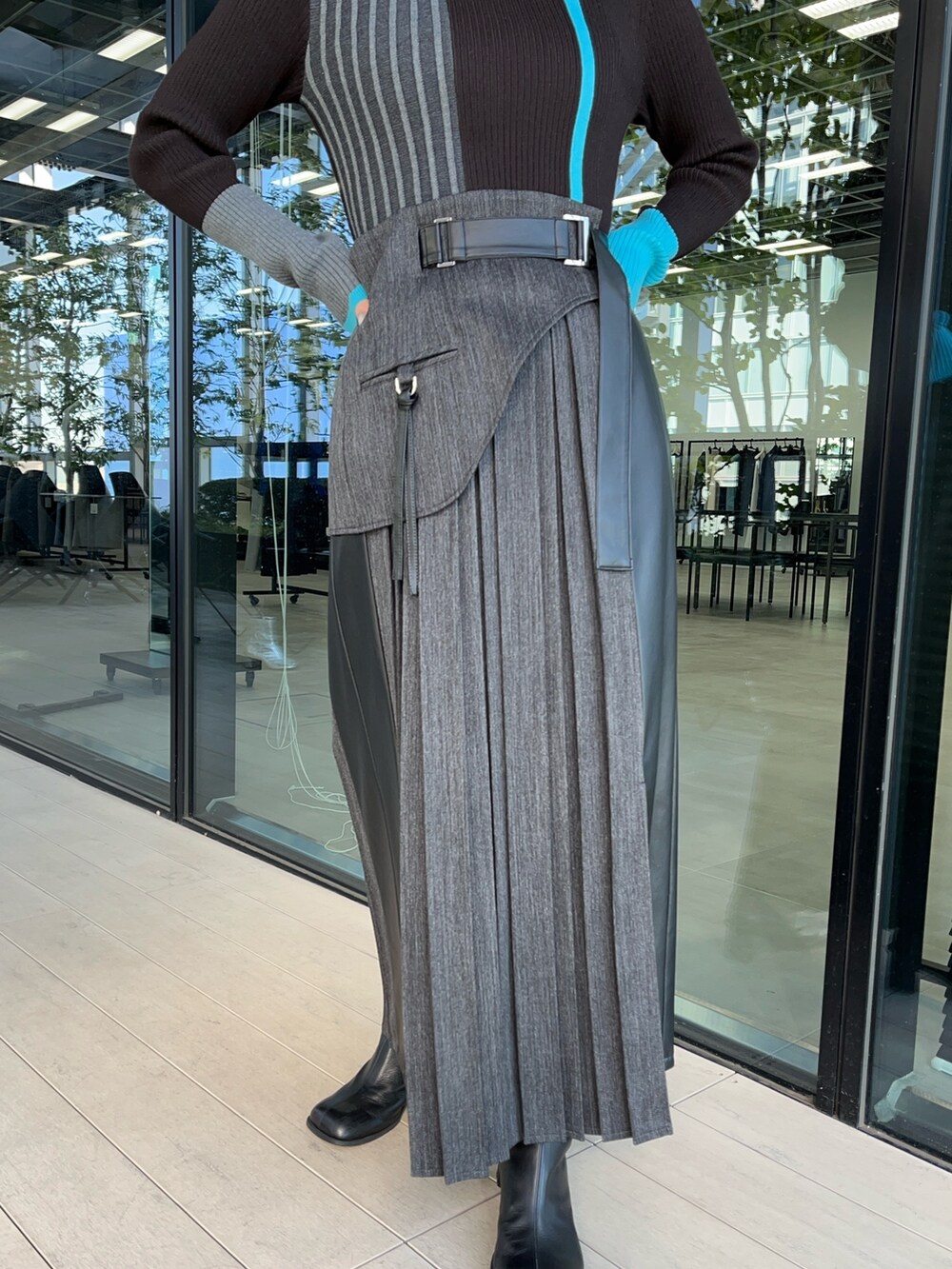 ブラウン系のニット/セーター、ブラック系のスカートを着用したレディースの冬コーディネートの4枚目の写真