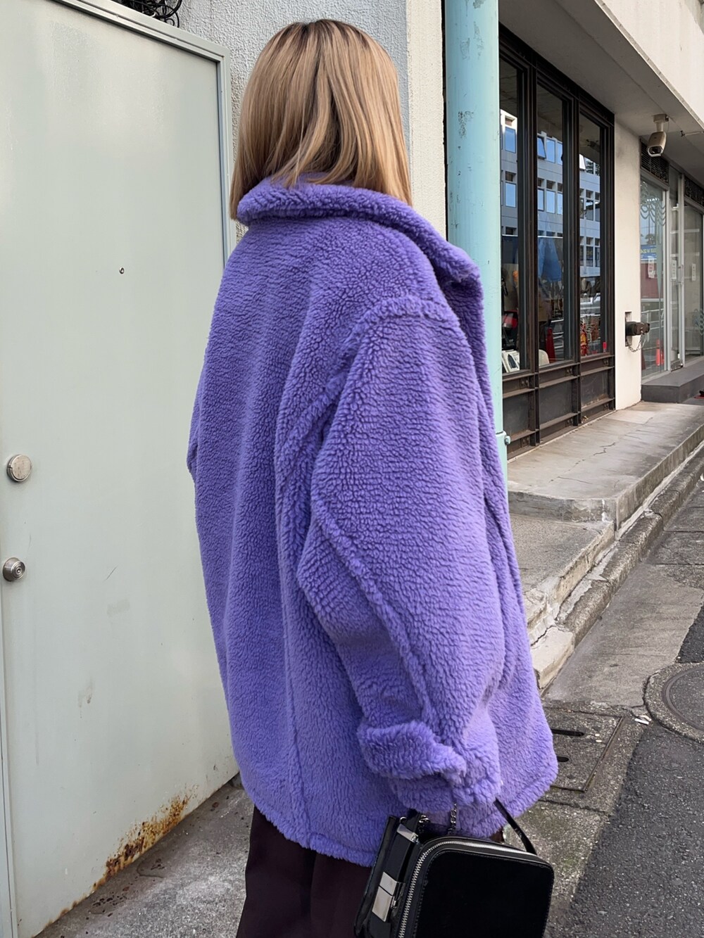 パープル系のその他アウターを着用したレディースの冬コーディネートの5枚目の写真