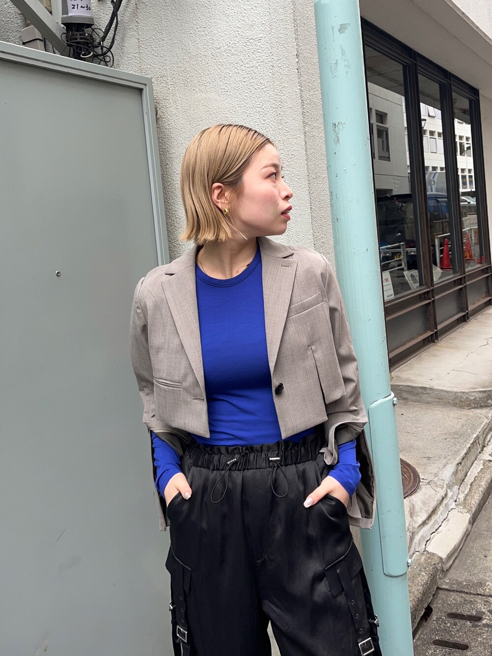 ブルー系のTシャツ/カットソー、ブラック系のカーゴパンツ、グレー系のテーラードジャケットを着用したレディースの秋コーディネートの3枚目の写真
