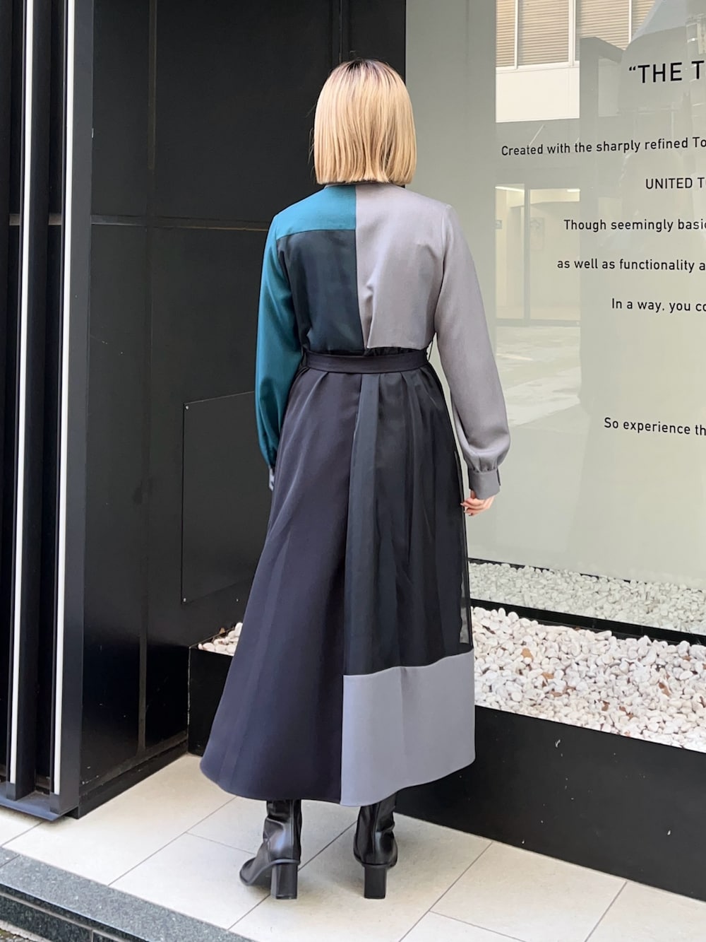 グレー系のワンピースを着用したレディースの冬コーディネートの4枚目の写真