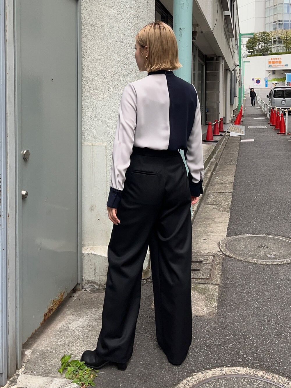 ブラック系のその他パンツ、ブルー系のシャツ/ブラウス、ブラック系のブーツを着用したレディースの秋コーディネートの2枚目の写真