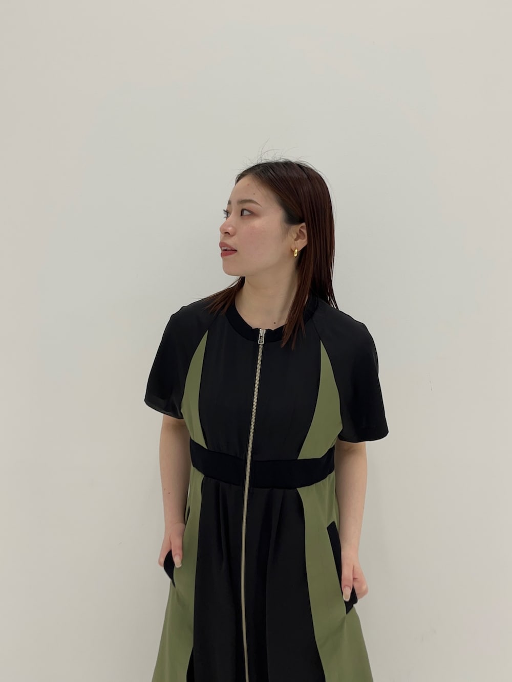 グリーン系のワンピースを着用したレディースの春コーディネートの5枚目の写真