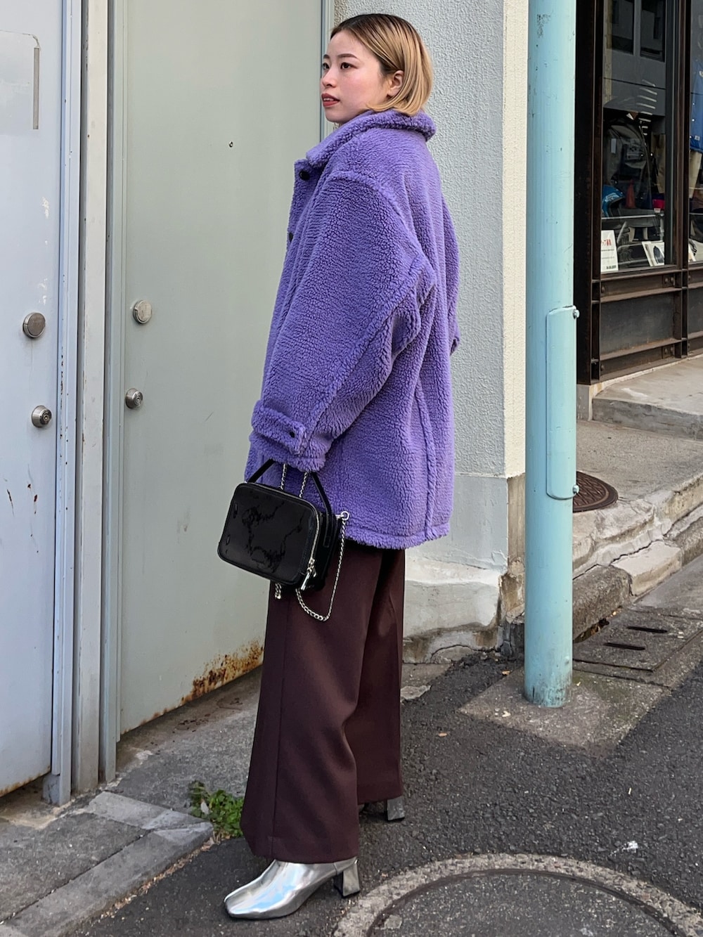 パープル系のその他アウターを着用したレディースの冬コーディネートの3枚目の写真
