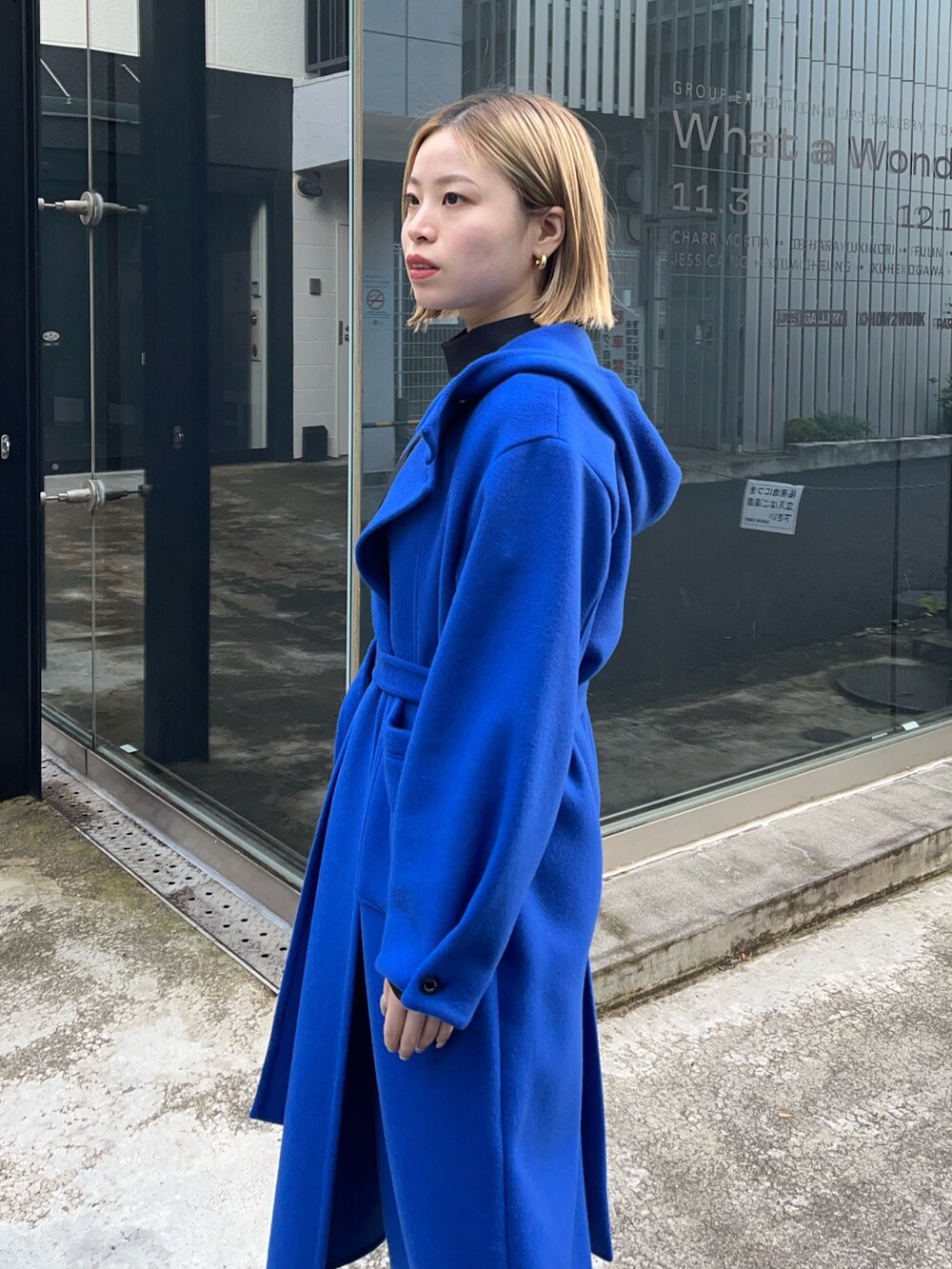 ブルー系のその他アウターを着用したレディースの冬コーディネートの3枚目の写真