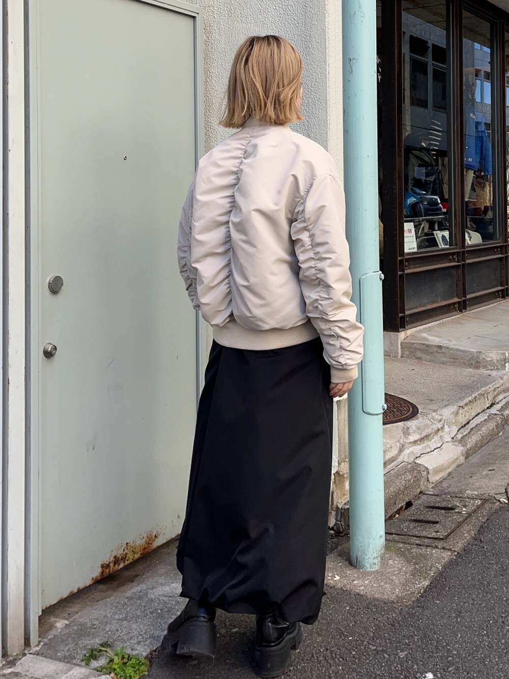 ホワイト系のMA-1を着用したレディースの冬コーディネートの3枚目の写真