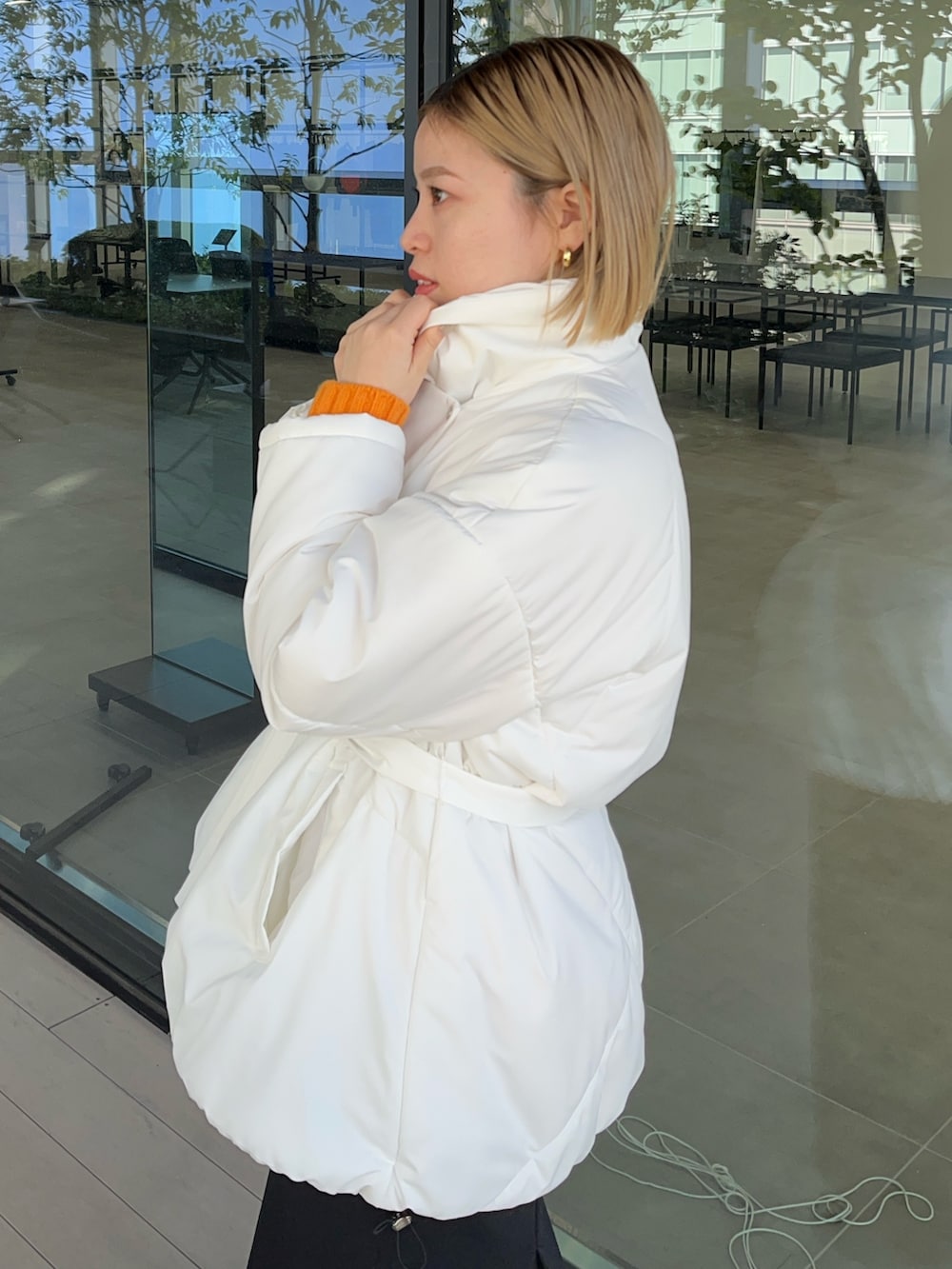 ホワイト系のダウンジャケット/コートを着用したレディースの秋コーディネートの5枚目の写真