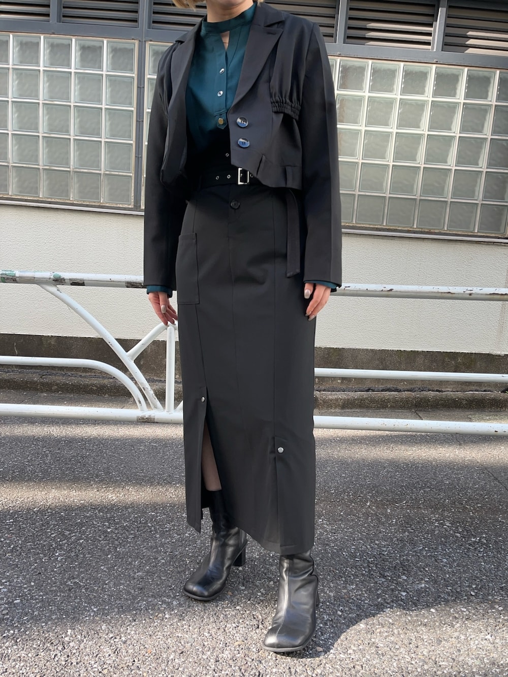 ブラック系のスカート、ホワイト系のシャツ/ブラウス、ブラック系のテーラードジャケットを着用したレディースの秋コーディネートの6枚目の写真