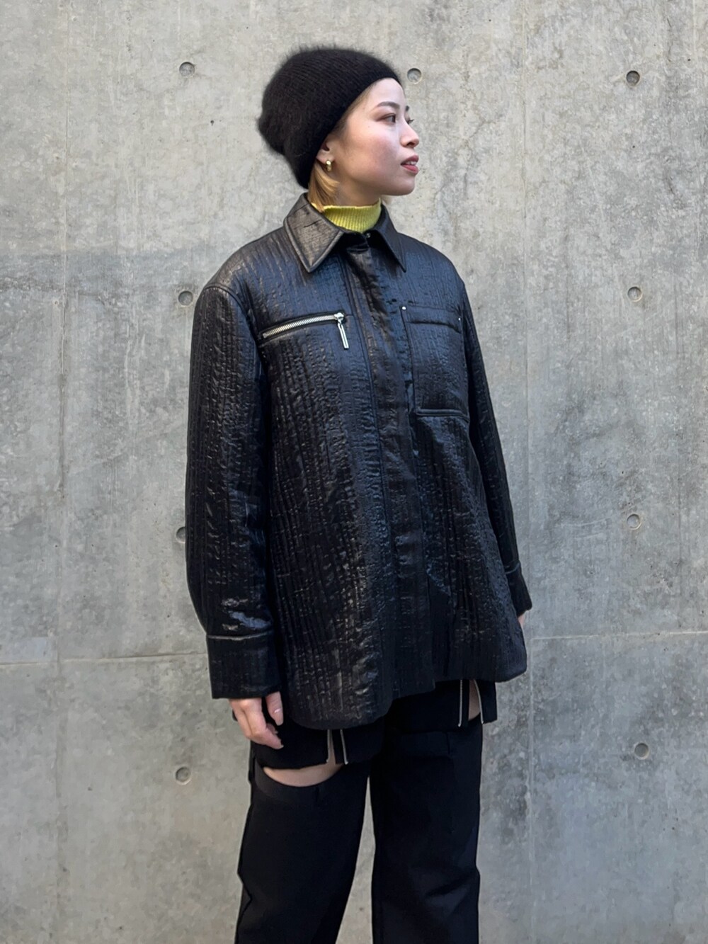 ブラック系のブルゾンを着用したレディースの冬コーディネートの3枚目の写真