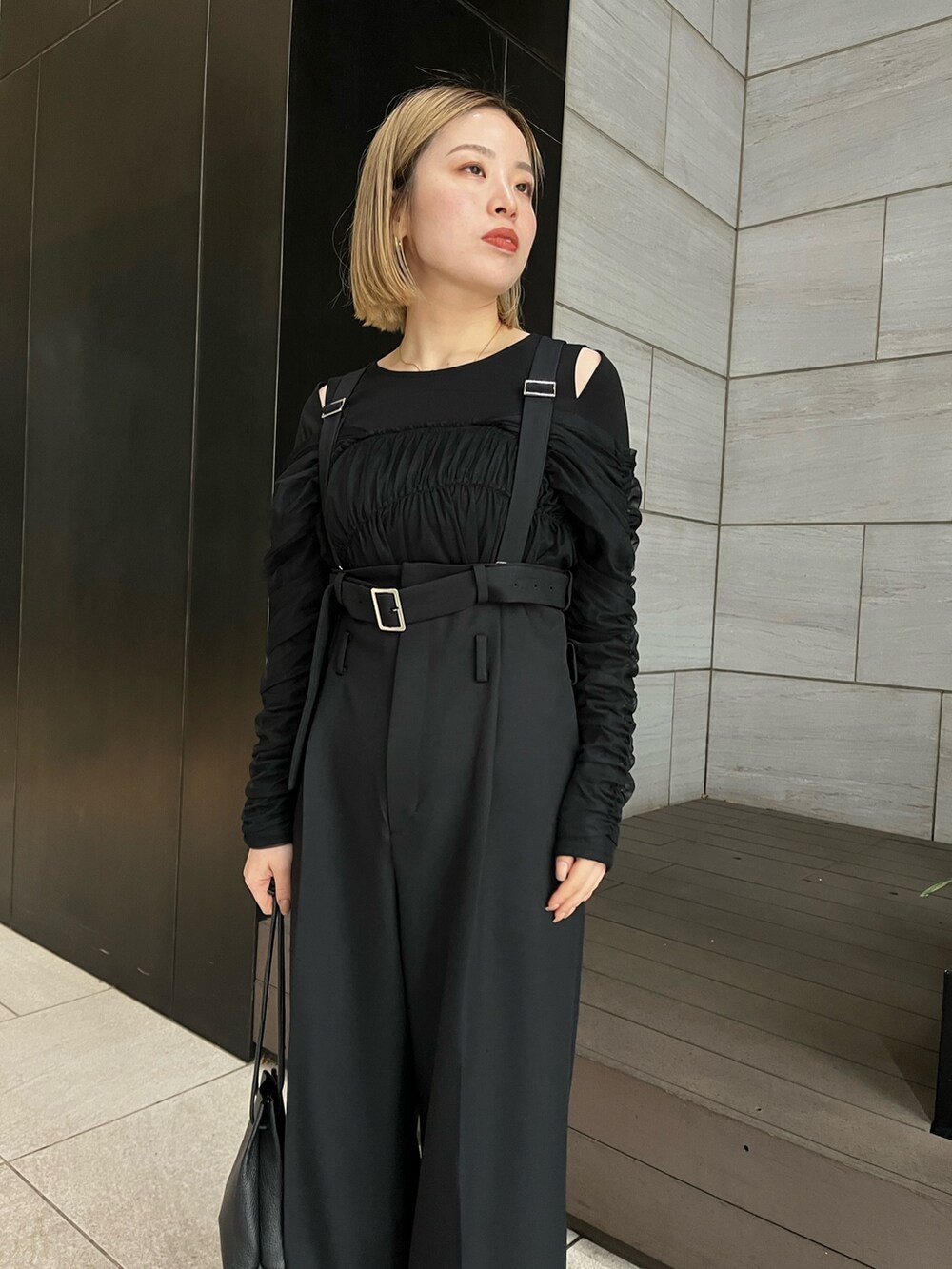 ブラック系のつなぎ/オールインワン、ブラック系のTシャツ/カットソーを着用したレディースの冬コーディネートの4枚目の写真