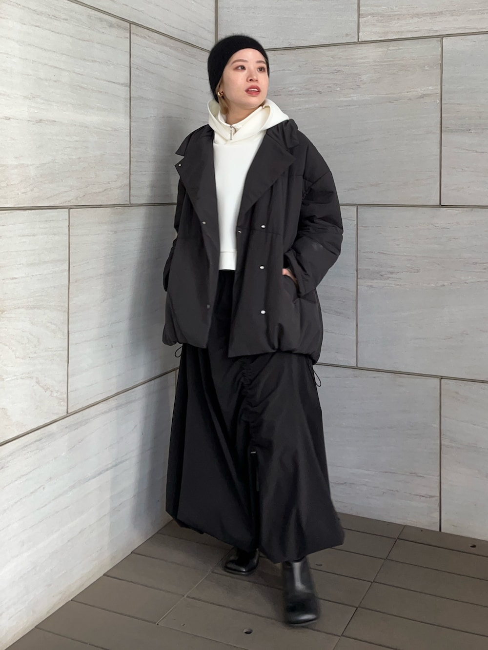 ブラック系のダウンジャケット/コートを着用したレディースの秋コーディネートの3枚目の写真