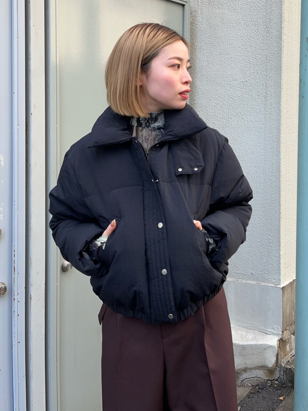 ブラック系のダウンジャケット/コートを着用したレディースの冬コーディネートの4枚目の写真