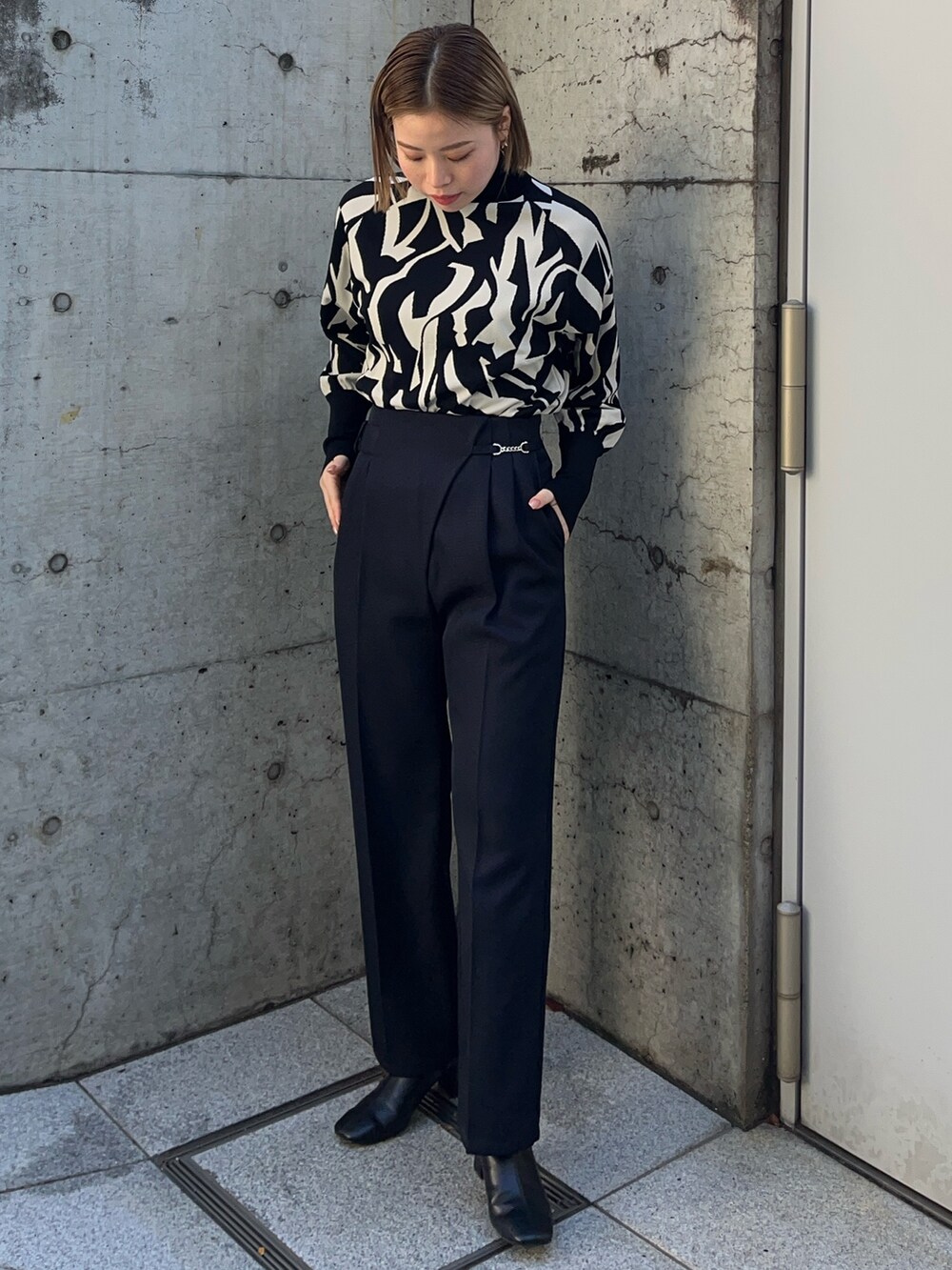 その他のニット/セーター、ブルー系のその他パンツを着用したレディースの冬コーディネートの2枚目の写真