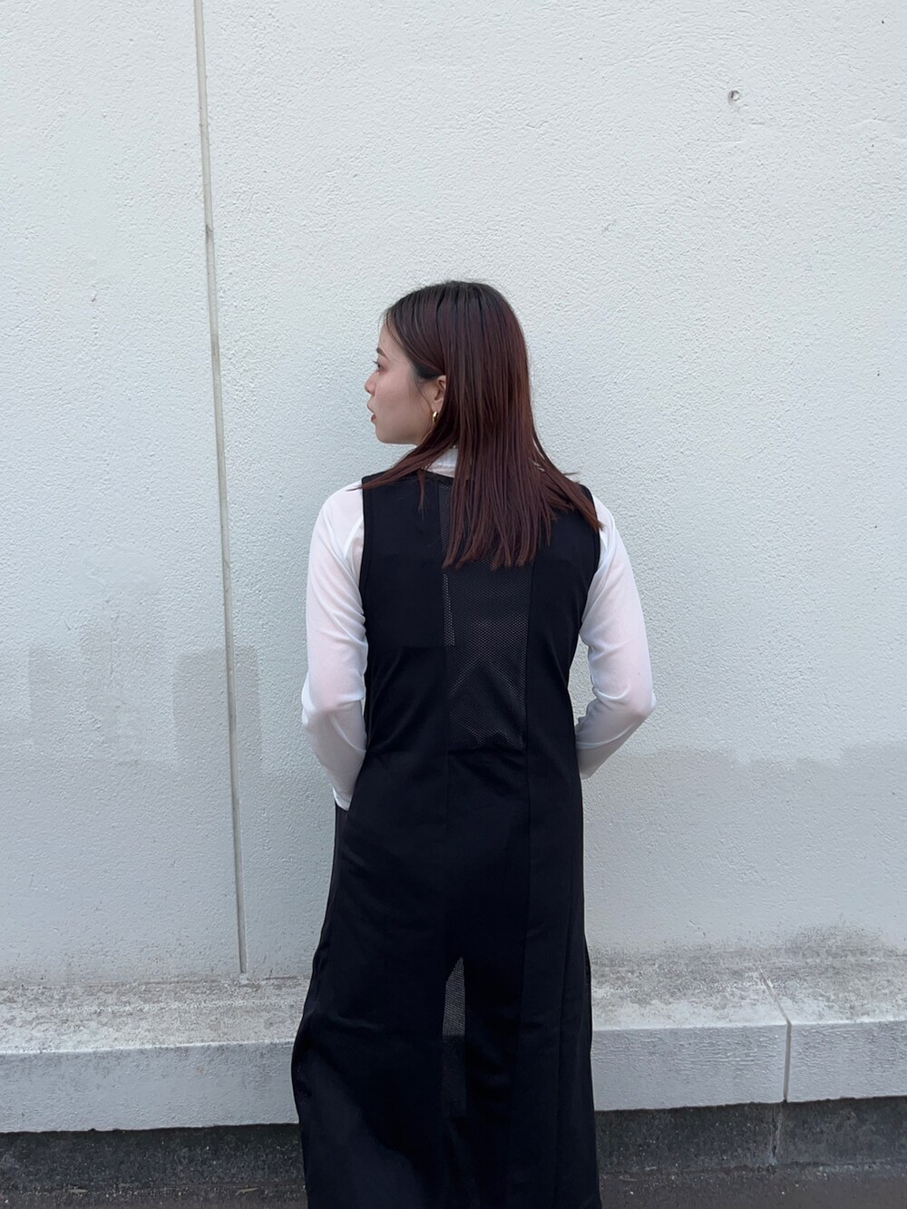 ブラック系のワンピース、ホワイト系のTシャツ/カットソー、グリーン系のその他パンツを着用したレディースの春コーディネートの5枚目の写真