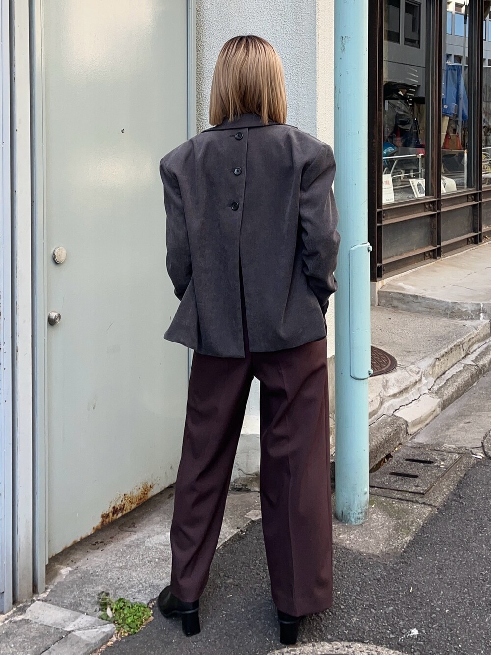 ブルー系のTシャツ/カットソー、グレー系のテーラードジャケット、ブラック系のブーツを着用したレディースの冬コーディネートの4枚目の写真