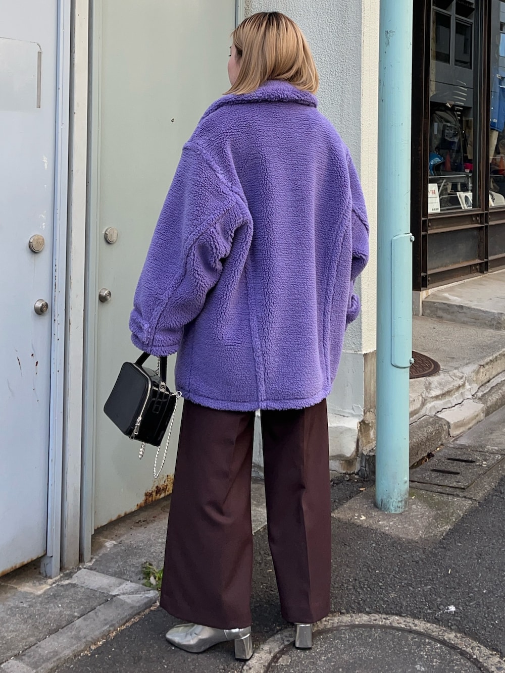 パープル系のその他アウターを着用したレディースの冬コーディネートの2枚目の写真
