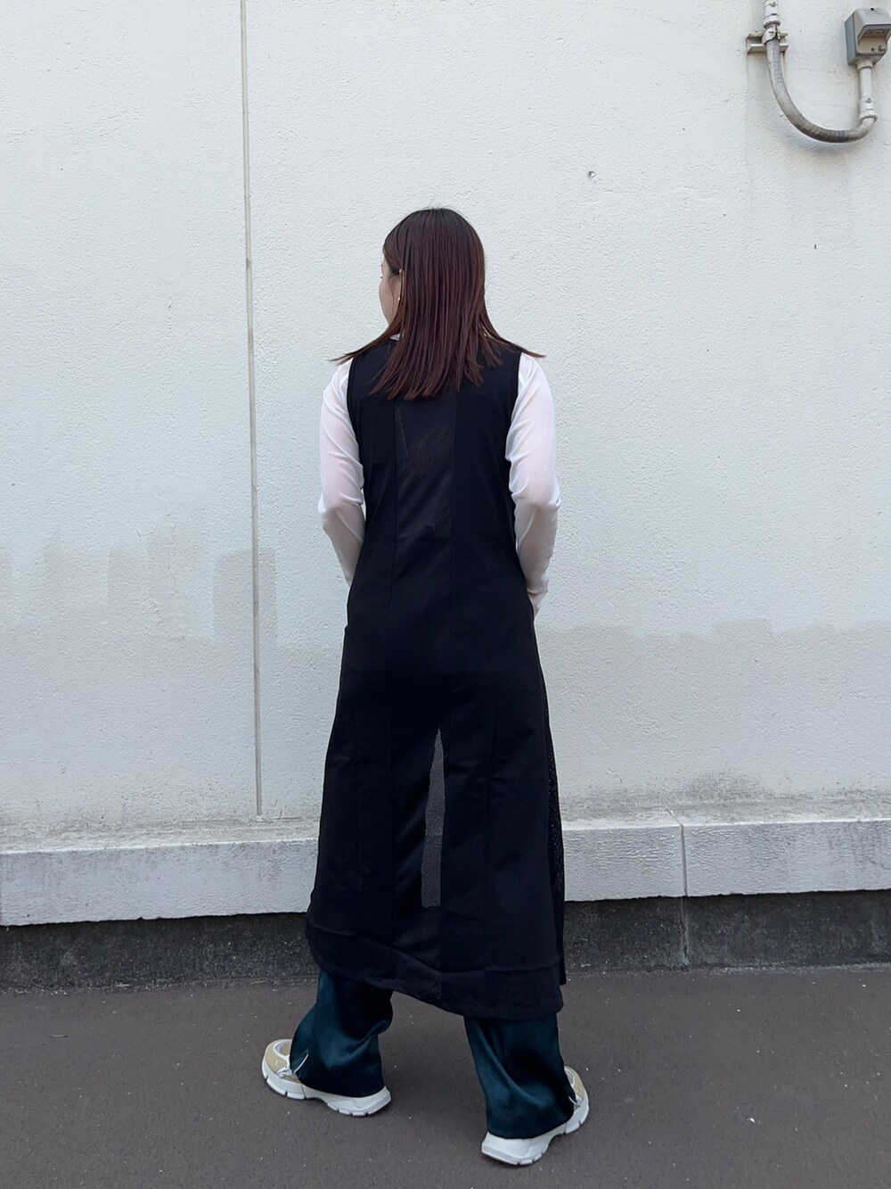 ブラック系のワンピース、ホワイト系のTシャツ/カットソー、グリーン系のその他パンツを着用したレディースの春コーディネートの3枚目の写真