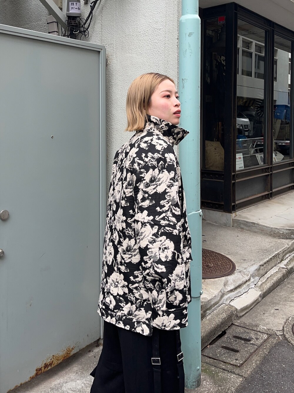 その他のブルゾンを着用したレディースの秋コーディネートの4枚目の写真