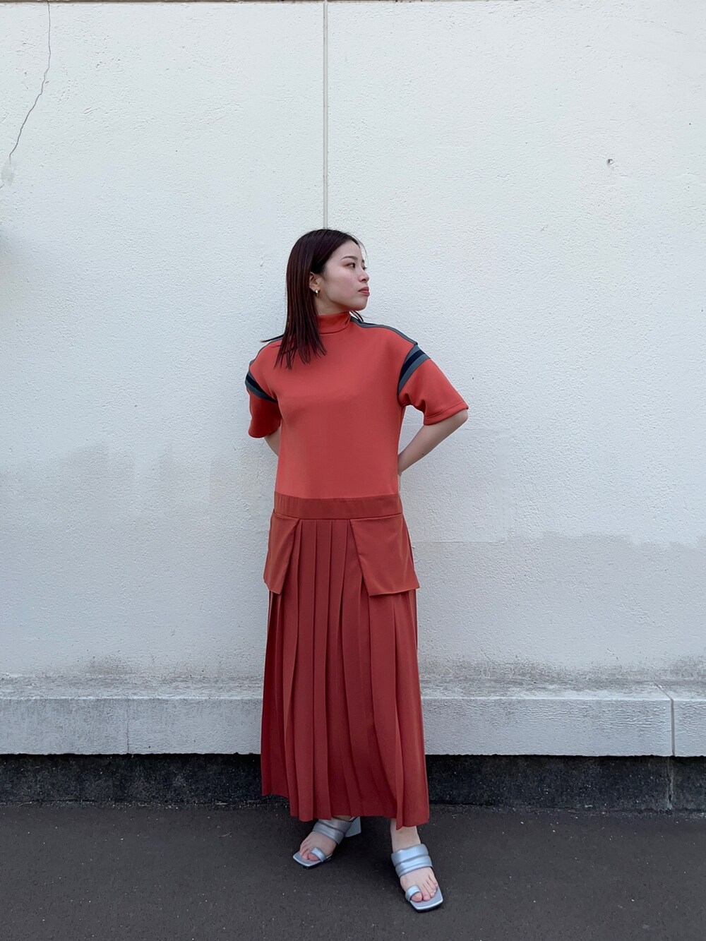 オレンジ系のワンピースを着用したレディースの春コーディネートの2枚目の写真