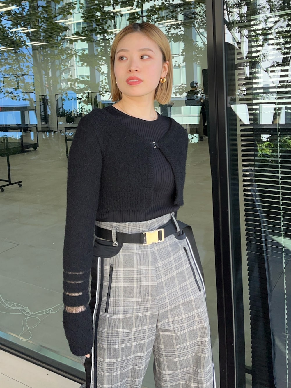 ブラック系のニット/セーター、その他のその他パンツ、ブラック系のブーツを着用したレディースの冬コーディネートの4枚目の写真